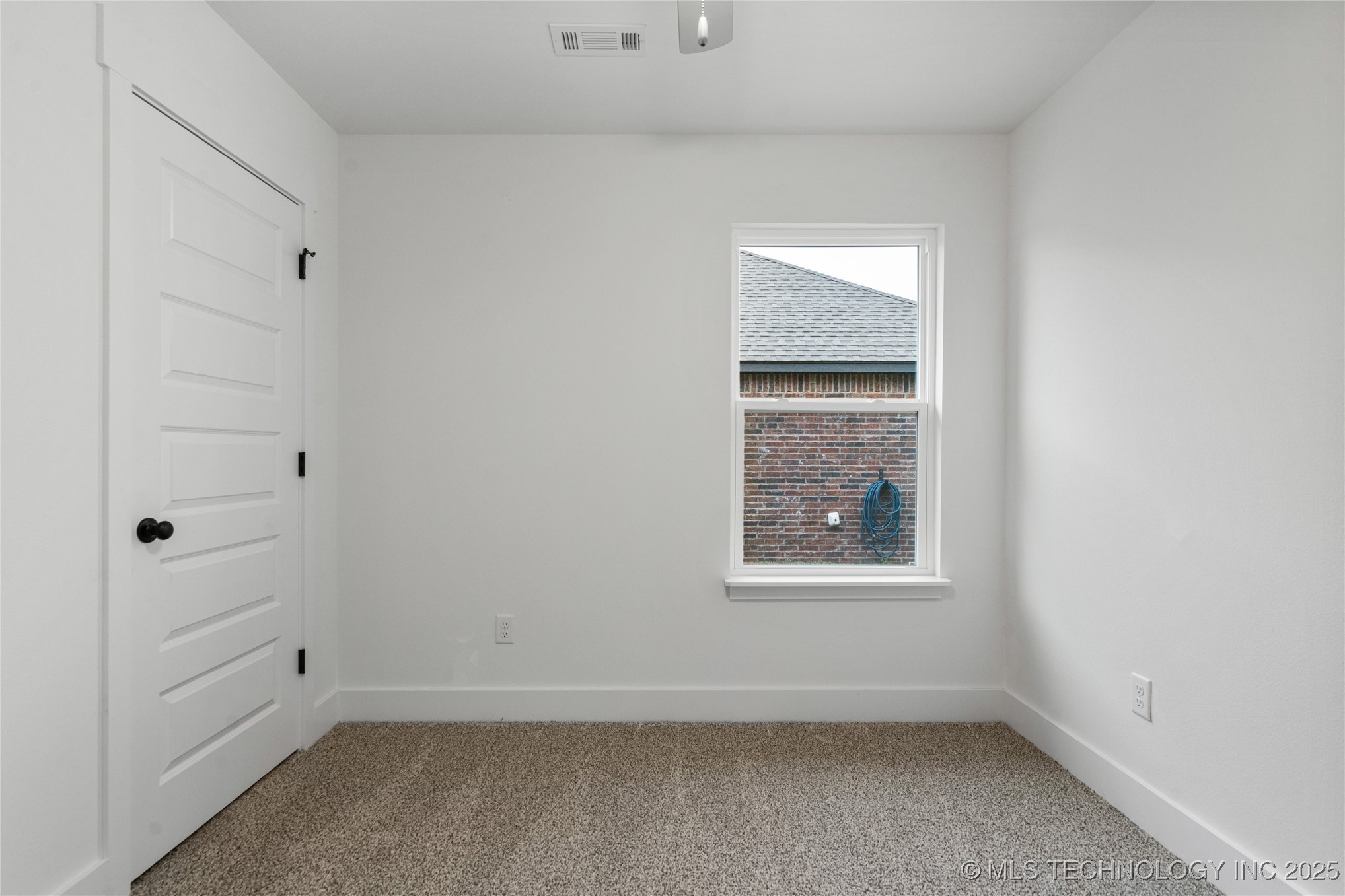 2812 E Monroe Street Property Photo 9