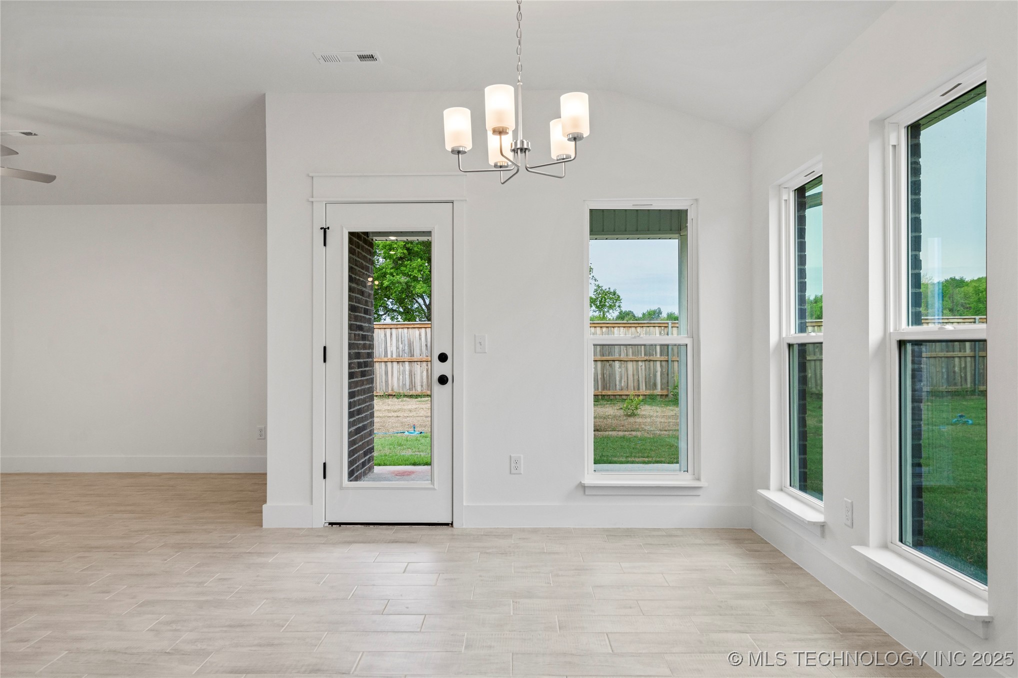 2812 E Monroe Street Property Photo 17