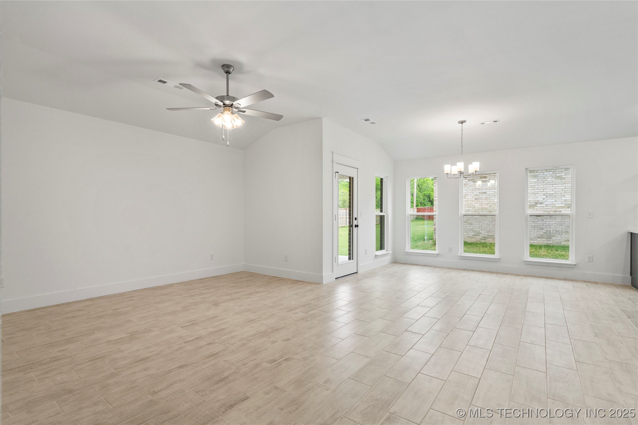 2812 E Monroe Street Property Photo 22