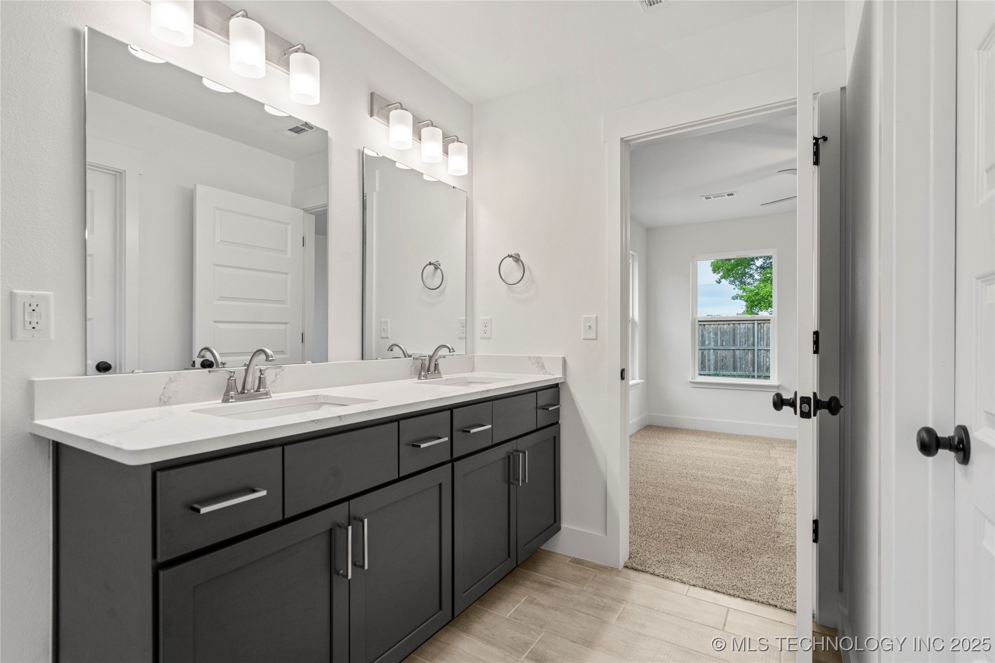 2812 E Monroe Street Property Photo 26