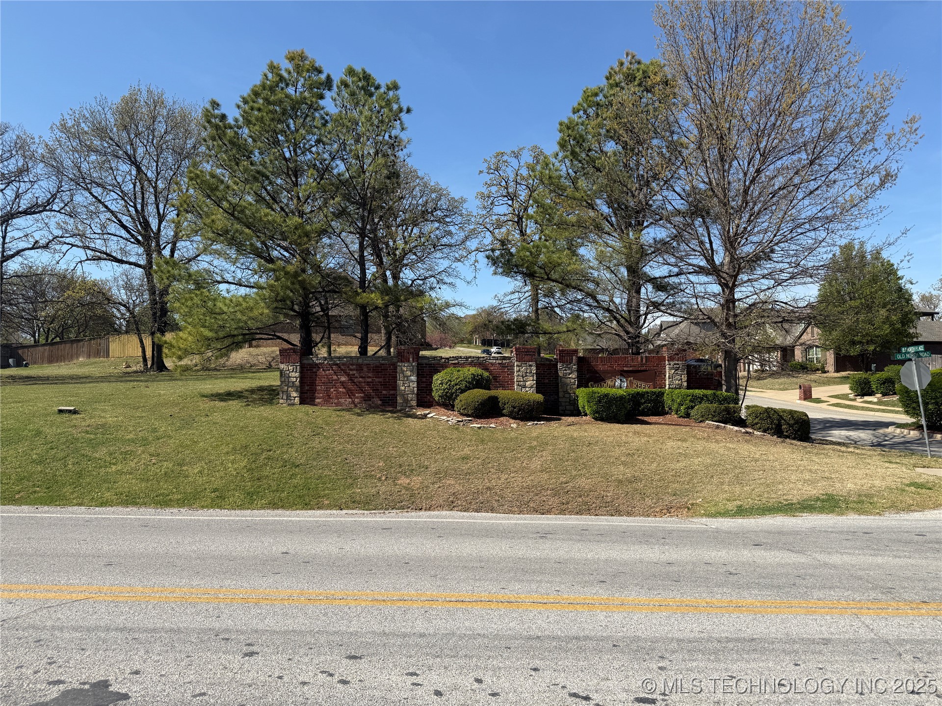 1302 N Old North Place Property Photo 1