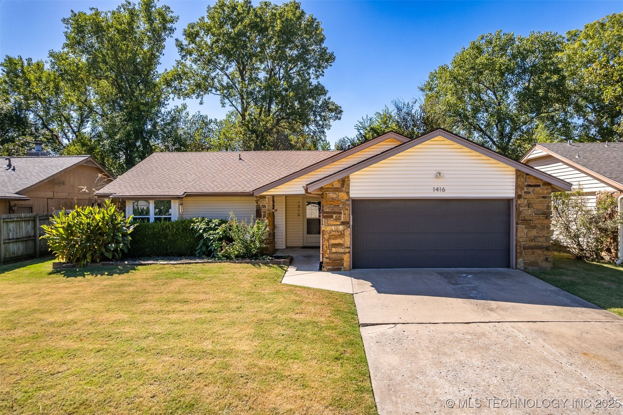 1416 N Juniper Place Property Photo 1