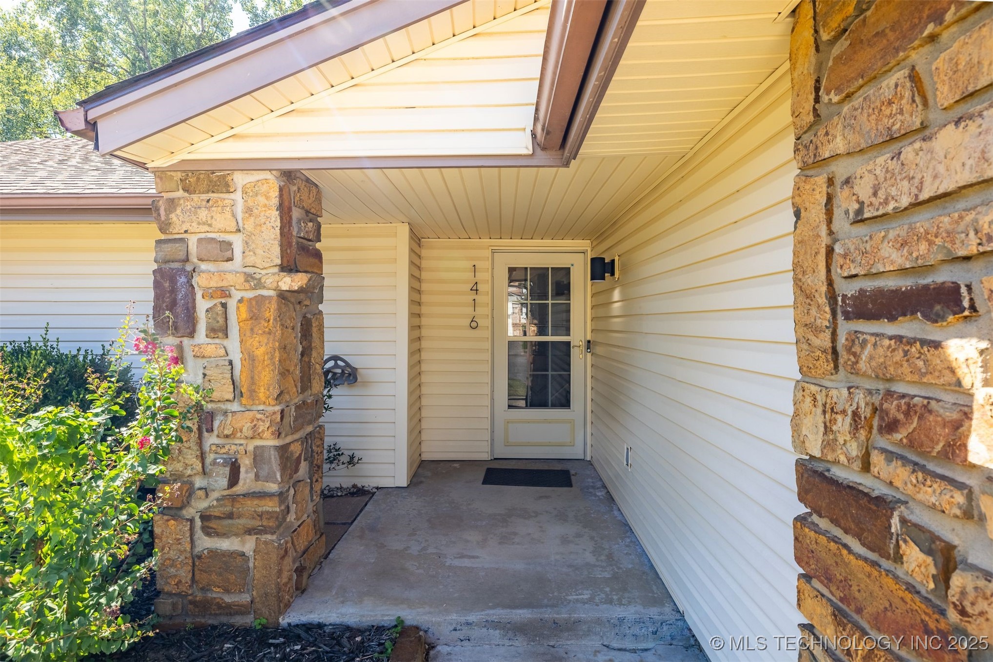 1416 N Juniper Place Property Photo 4