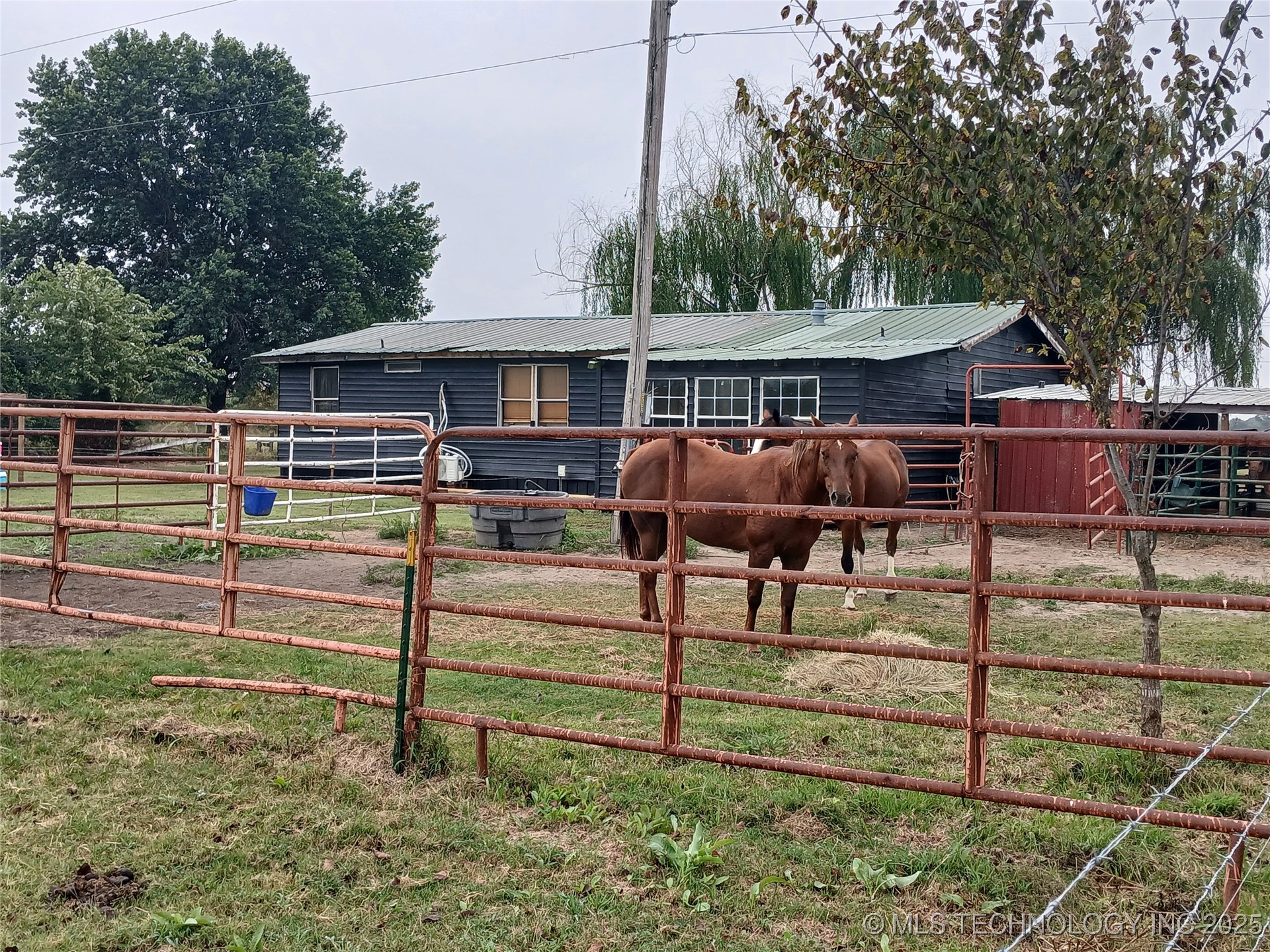 413697 E 1090 Road Property Photo 3