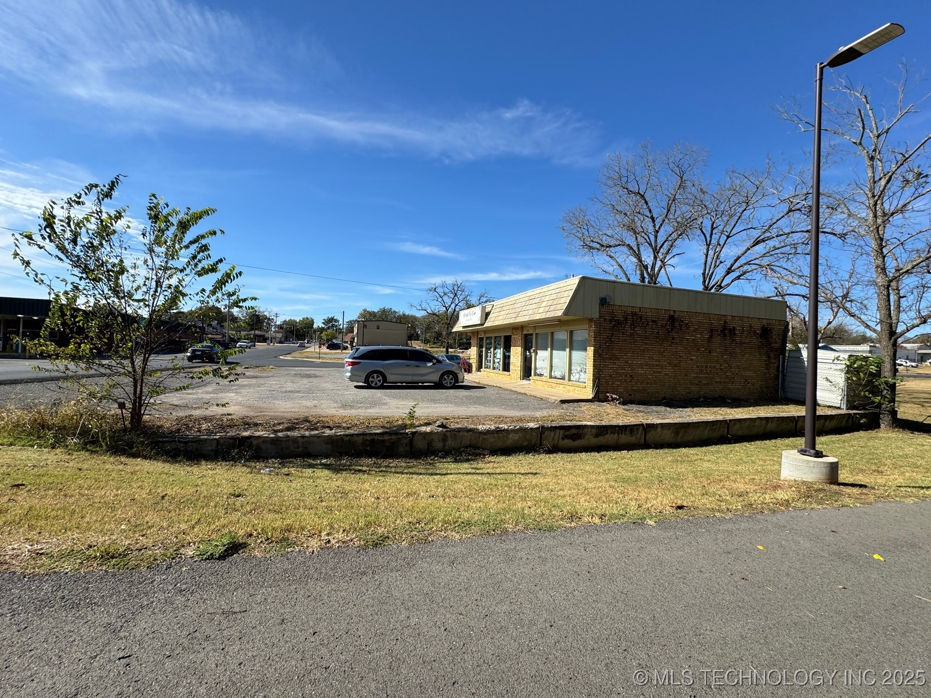 201 E 1st Street Property Photo 22