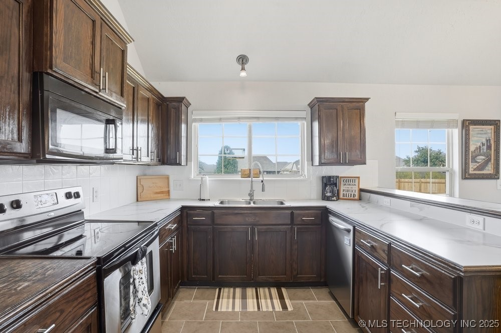 3316 E Jersey Street Property Photo 7