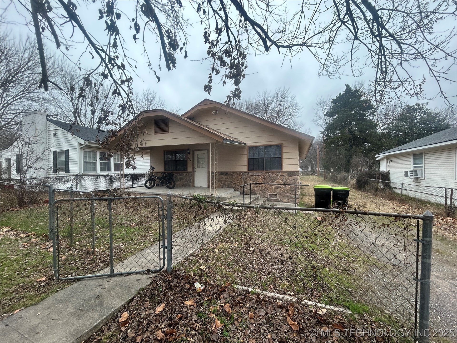 727 E 6th Property Photo 1