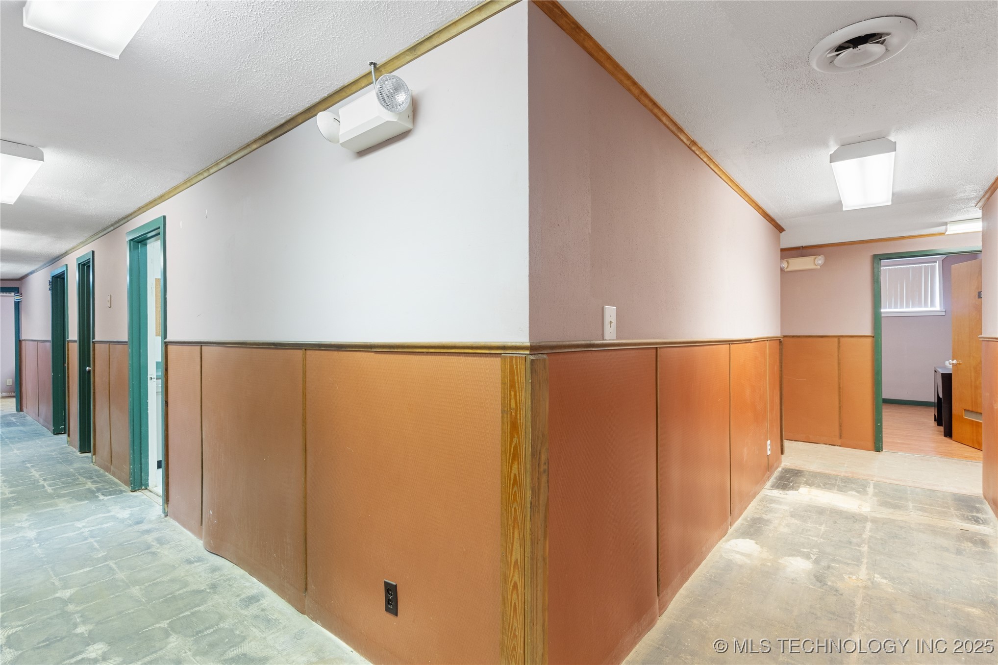 116 E Robert S Kerr Boulevard Property Photo 16