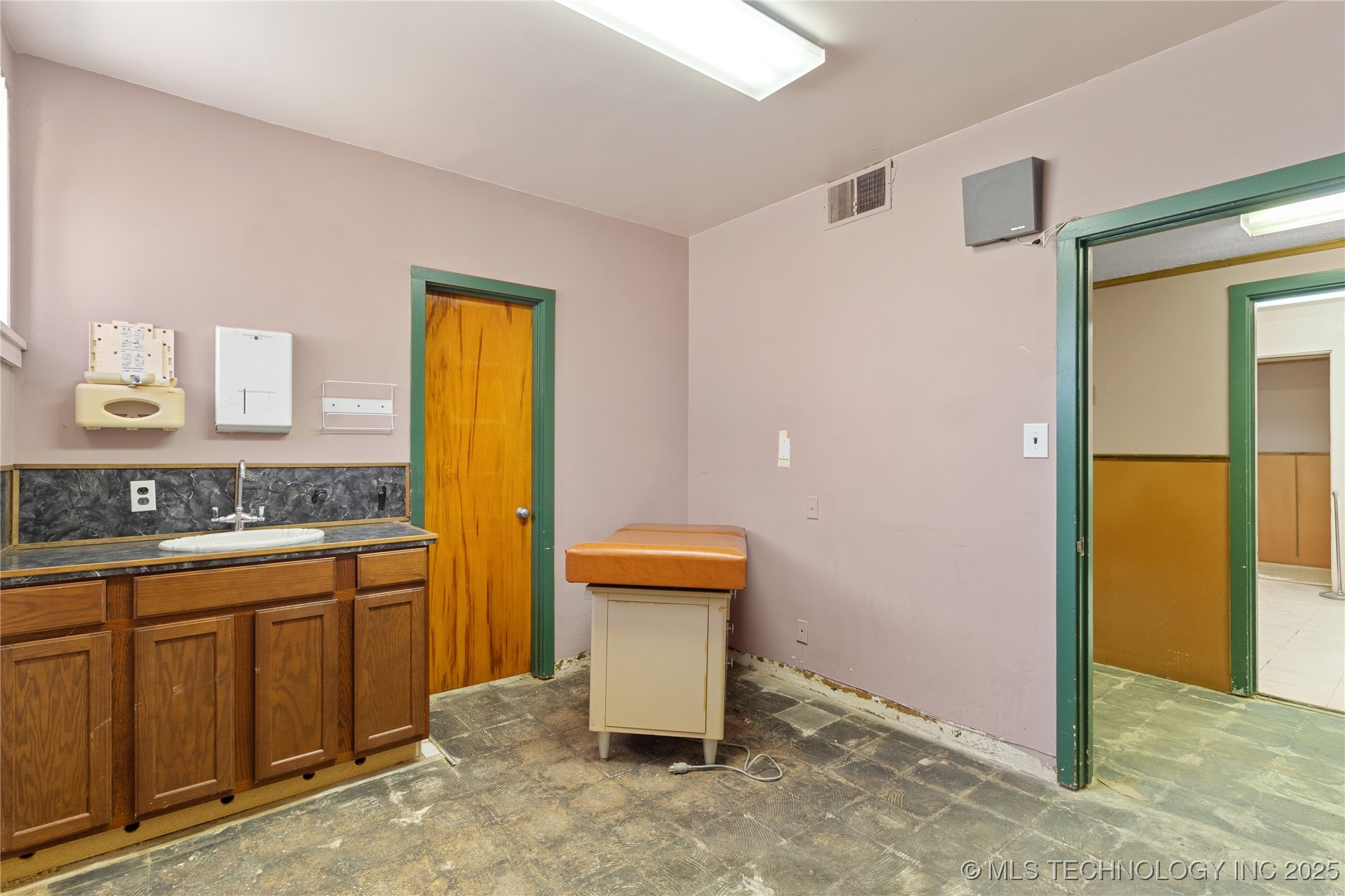 116 E Robert S Kerr Boulevard Property Photo 18