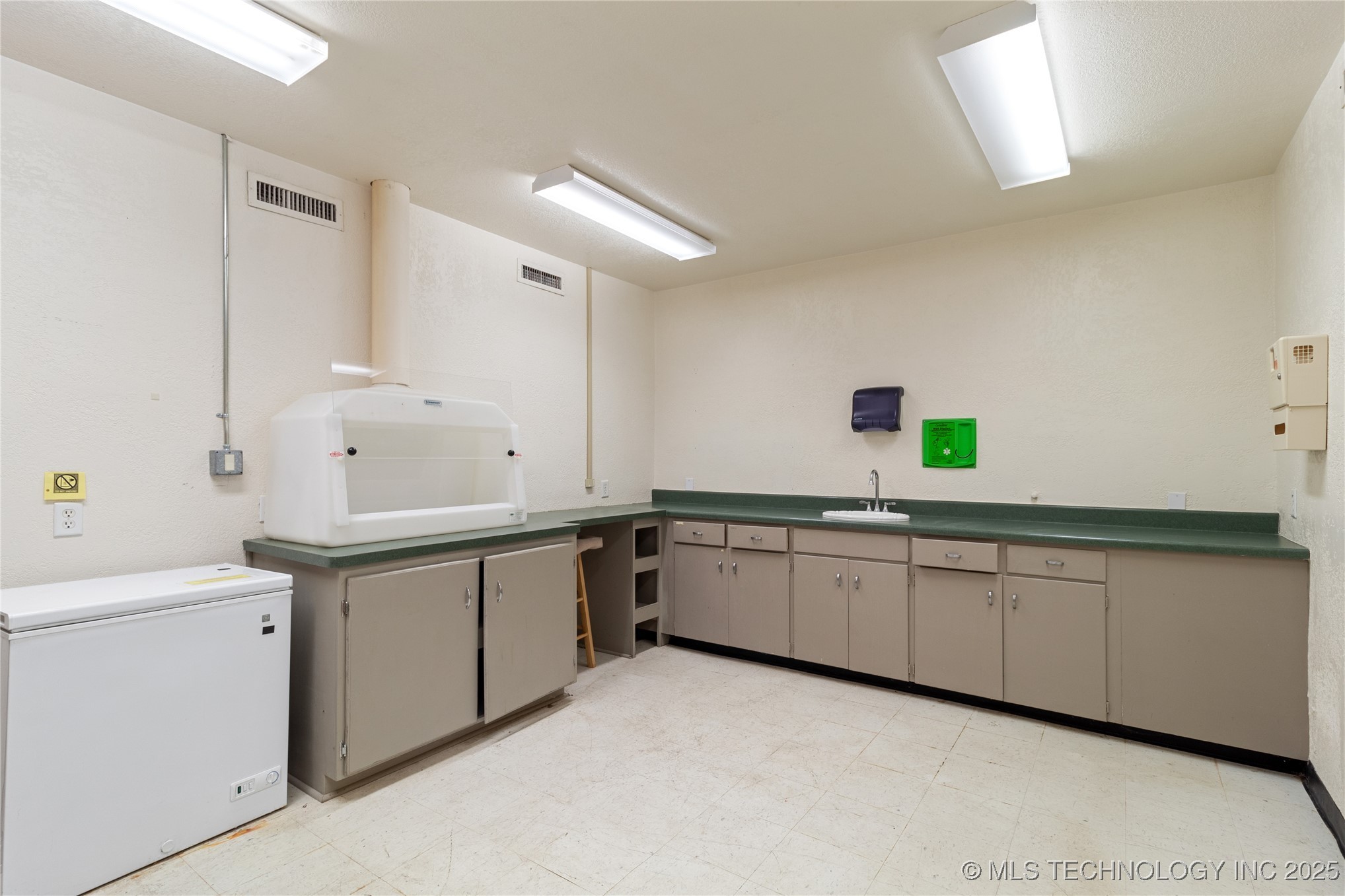 116 E Robert S Kerr Boulevard Property Photo 19