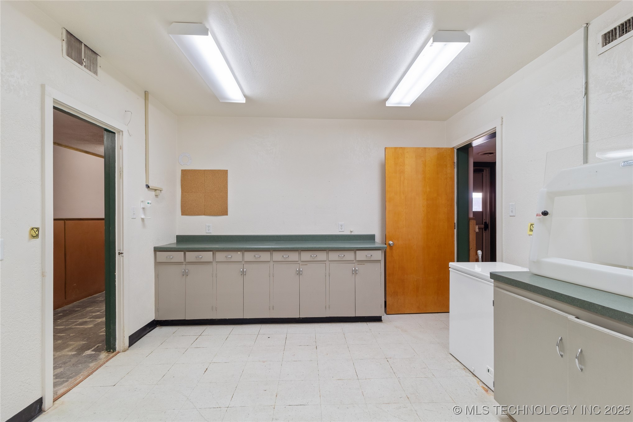 116 E Robert S Kerr Boulevard Property Photo 20