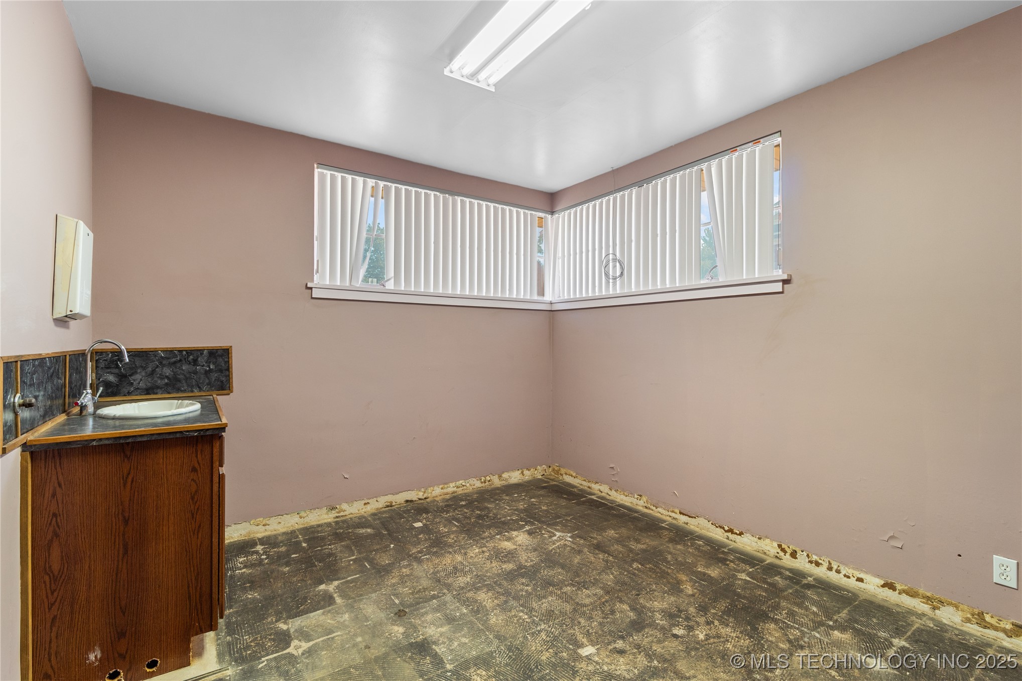 116 E Robert S Kerr Boulevard Property Photo 23