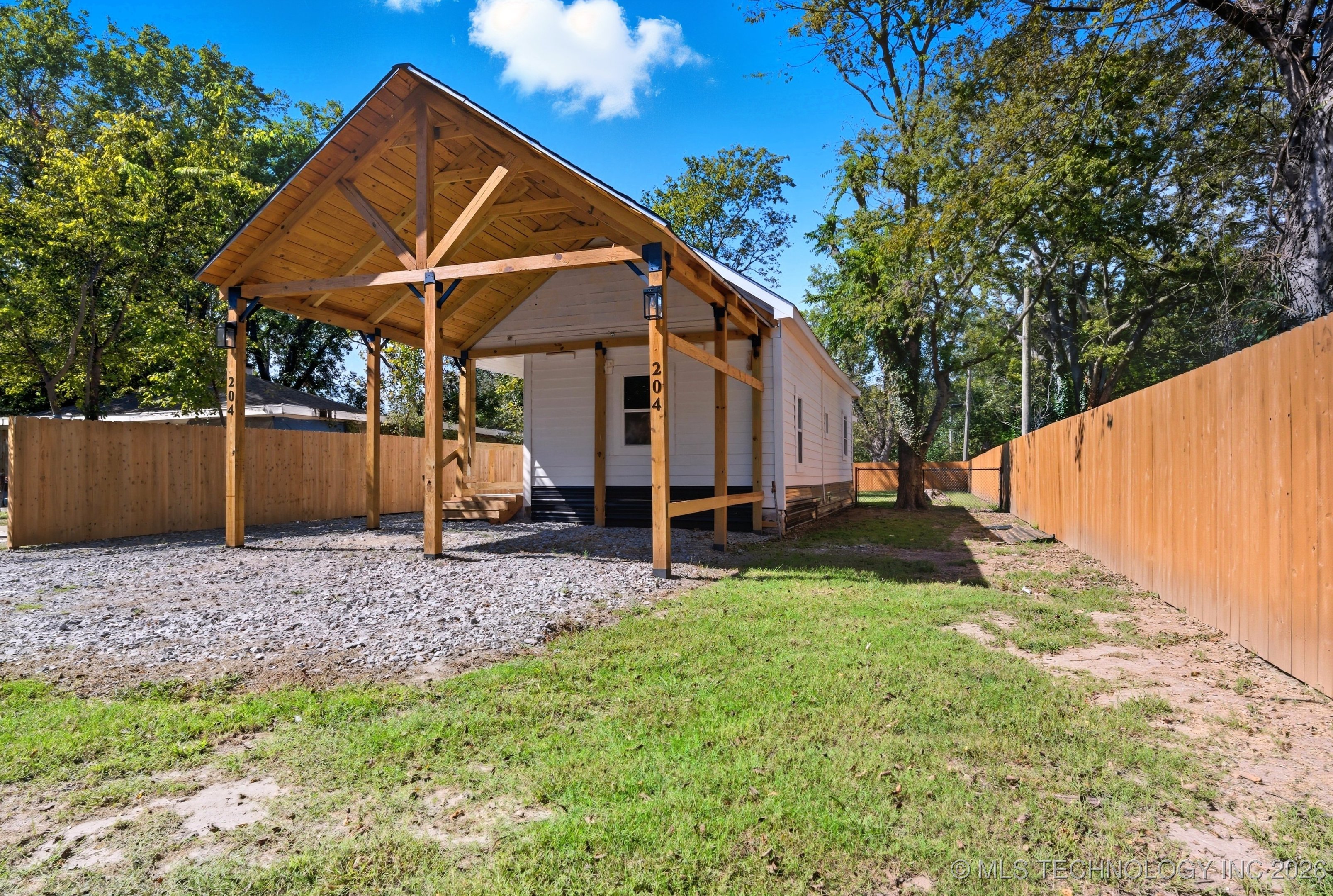 204 S Rowe Property Photo 3