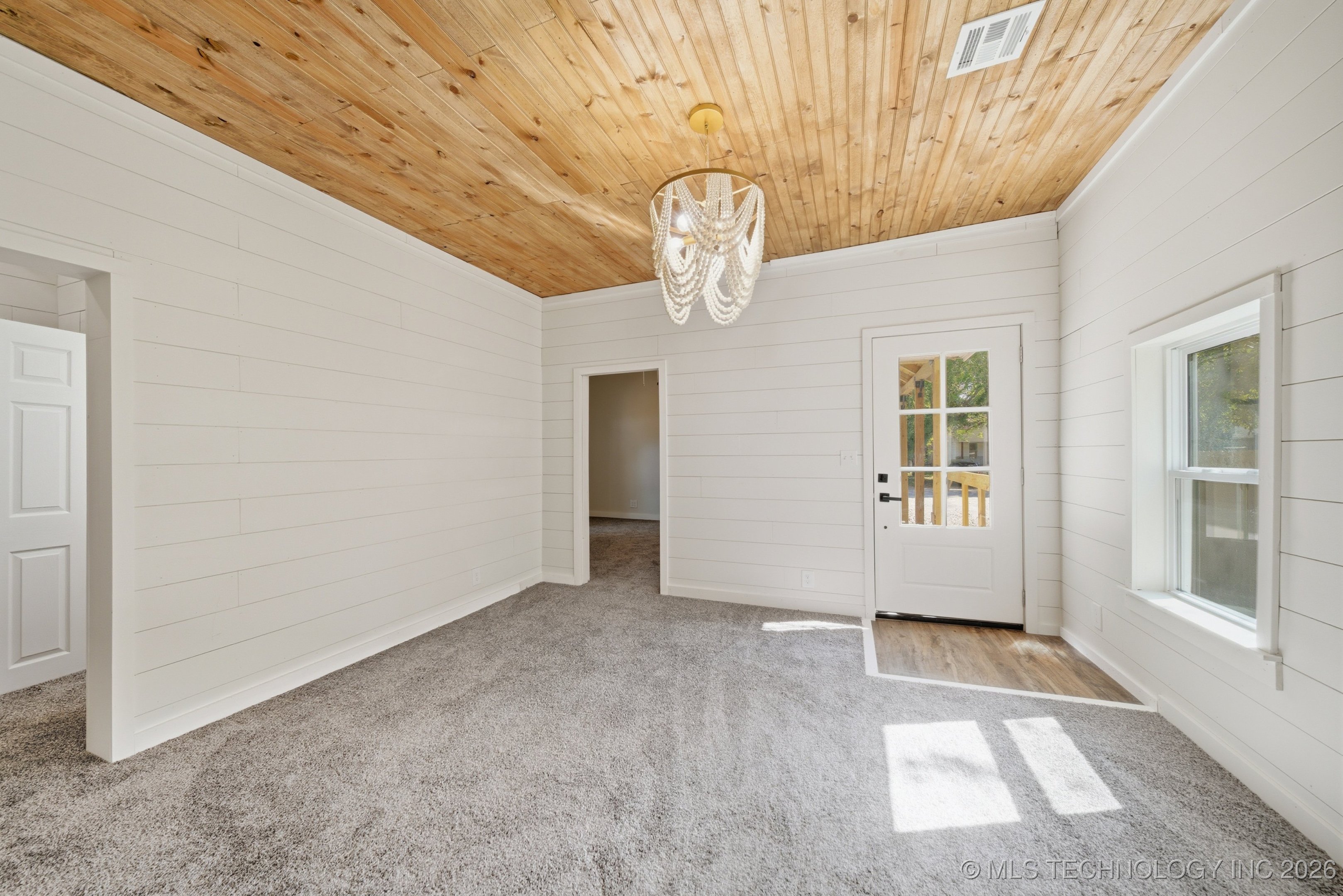 204 S Rowe Property Photo 8