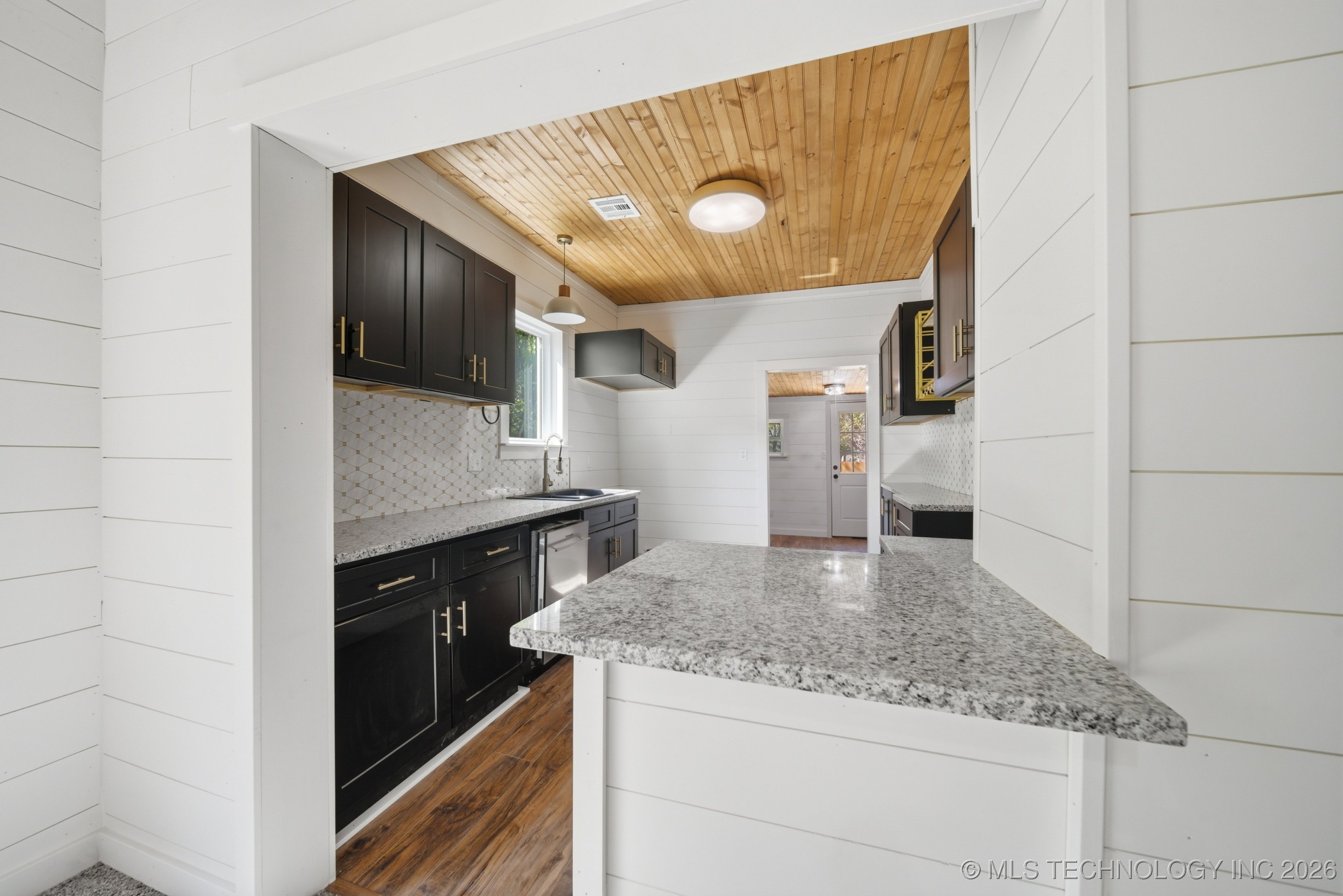 204 S Rowe Property Photo 9