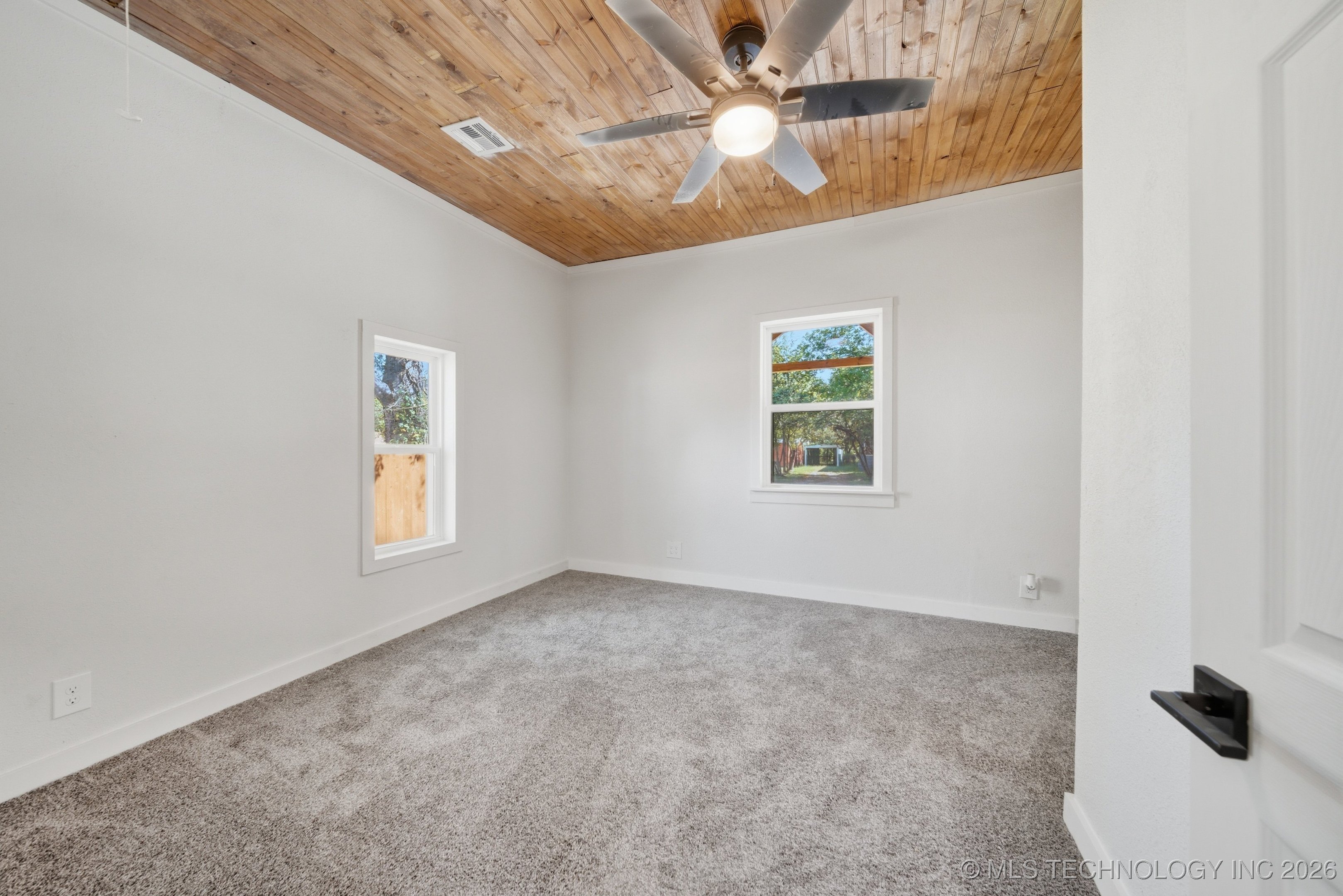 204 S Rowe Property Photo 13