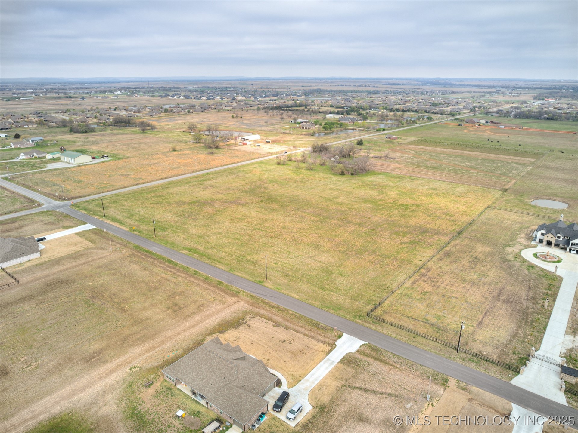 000 E 136th Street N Property Photo 6