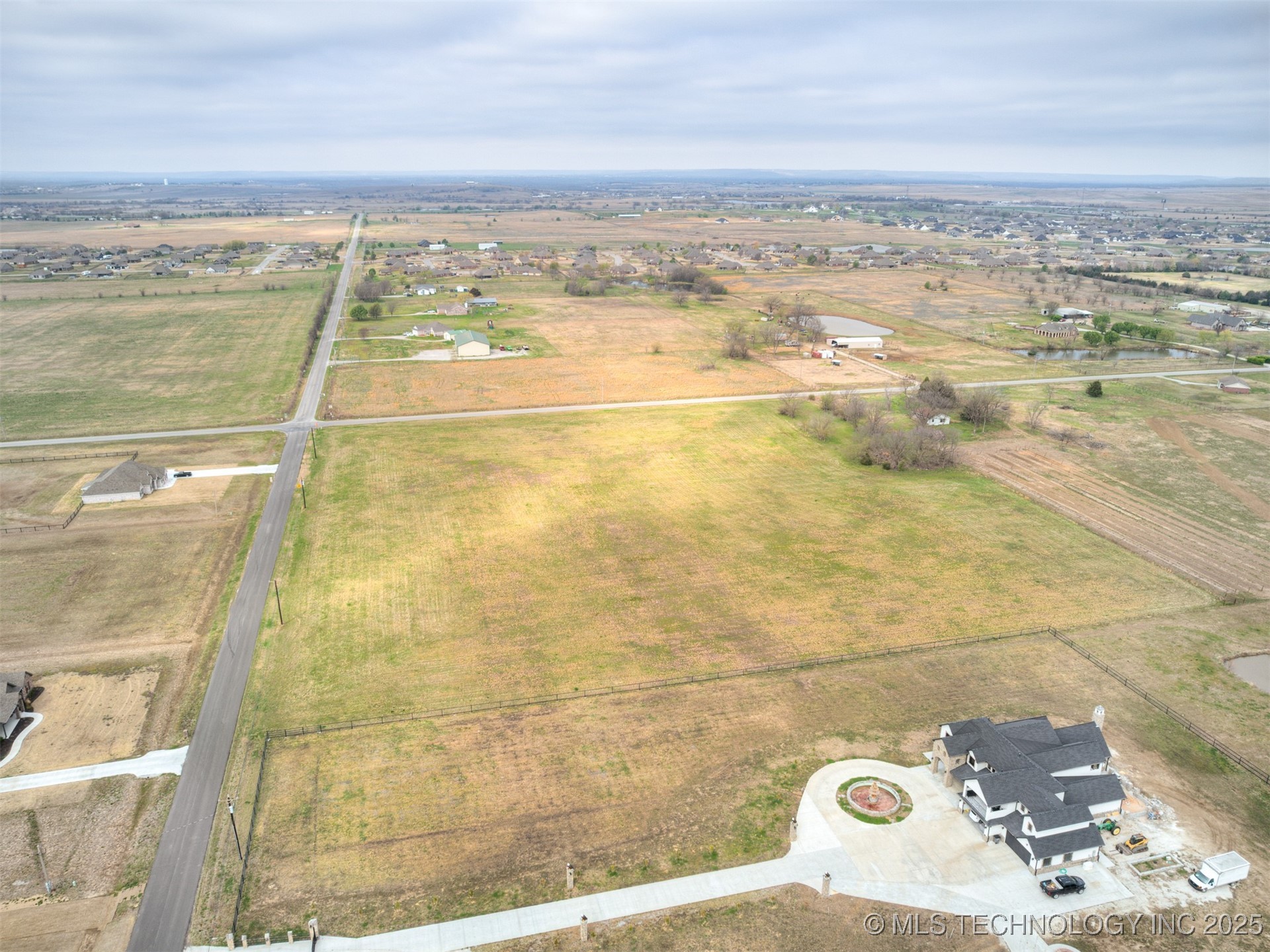 000 E 136th Street N Property Photo 8