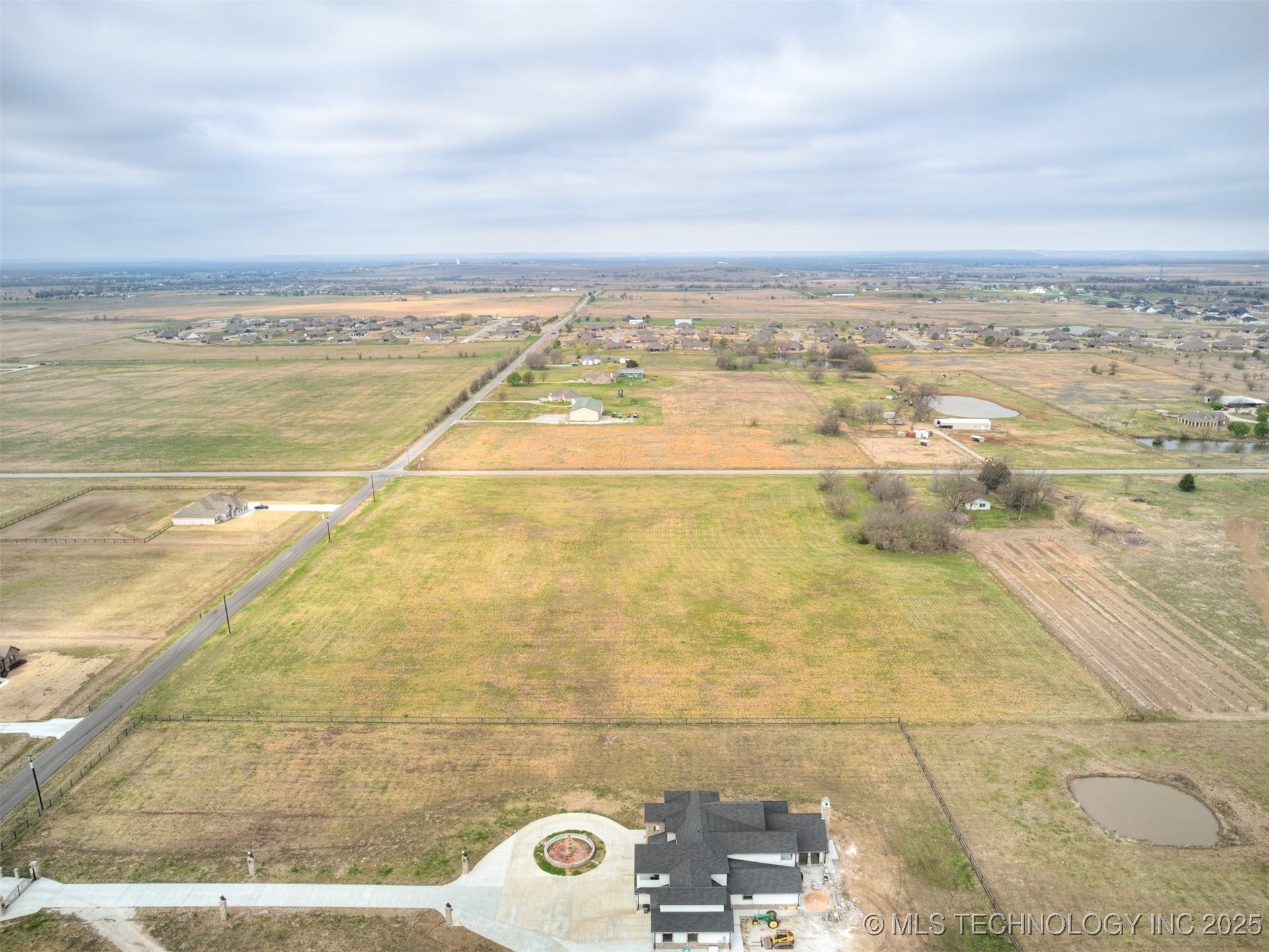 000 E 136th Street N Property Photo 9