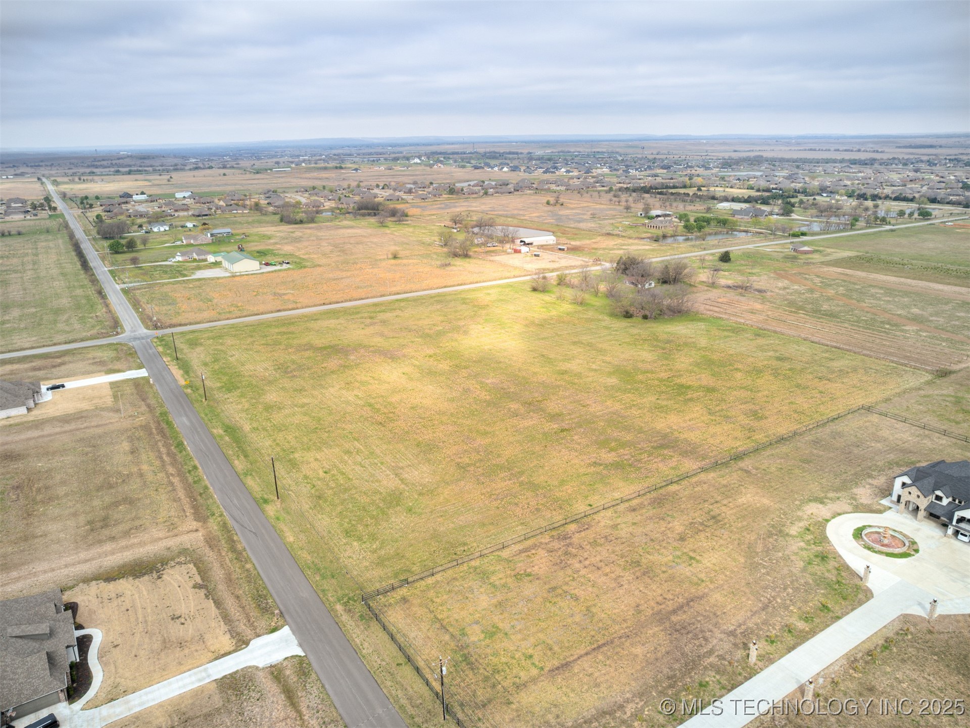 000 E 136th Street N Property Photo 15