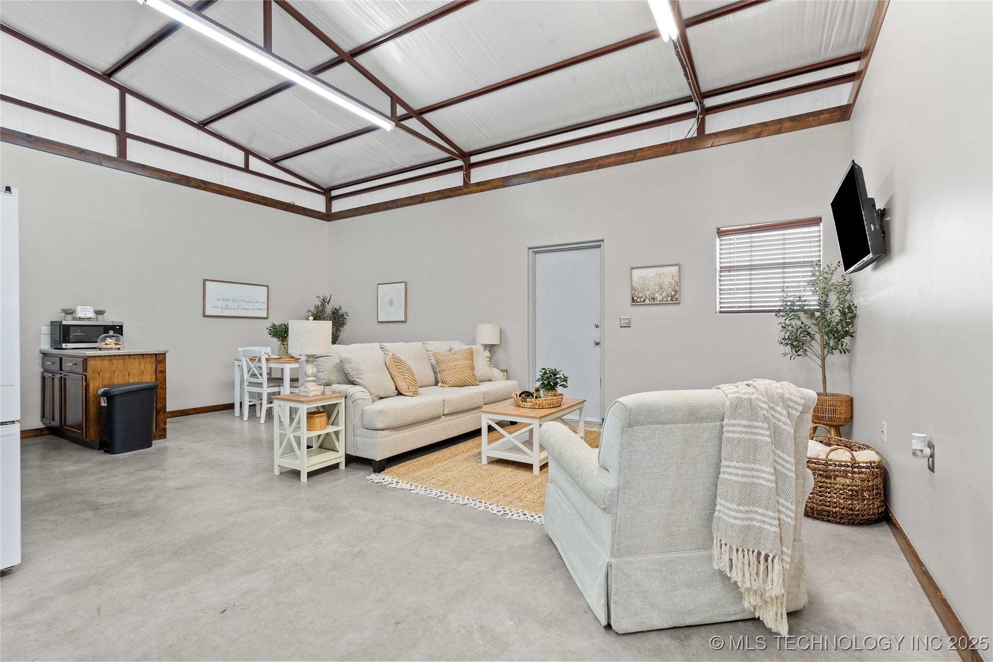 4480 Memorial Road Property Photo 10