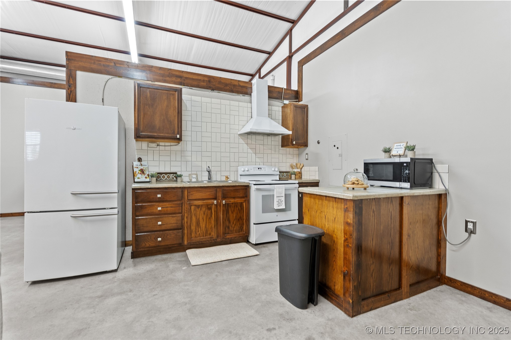 4480 Memorial Road Property Photo 14