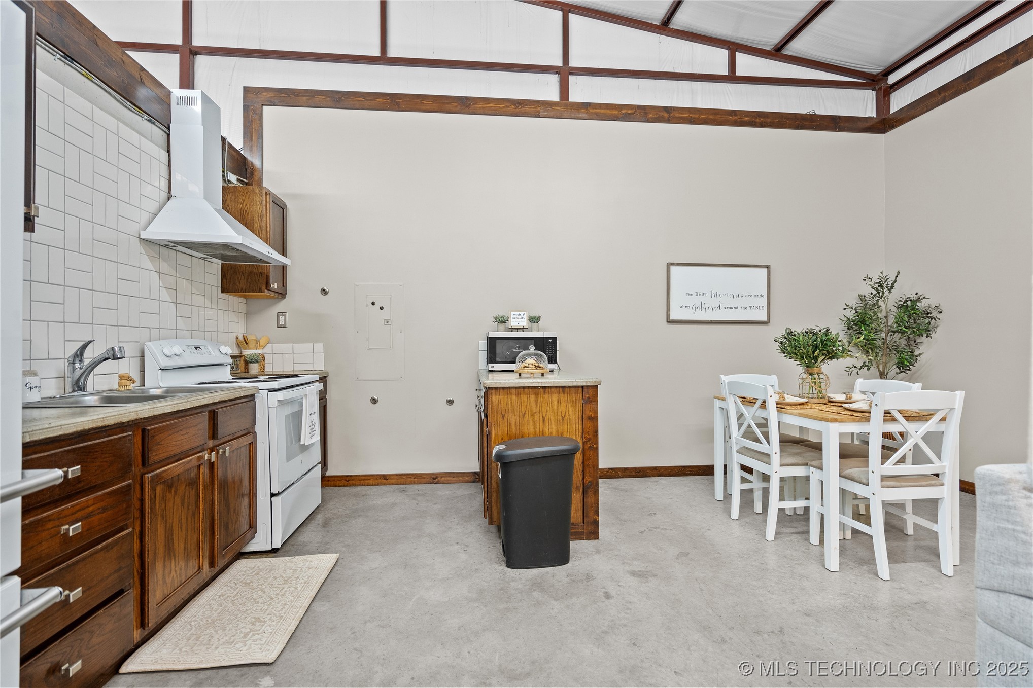 4480 Memorial Road Property Photo 15