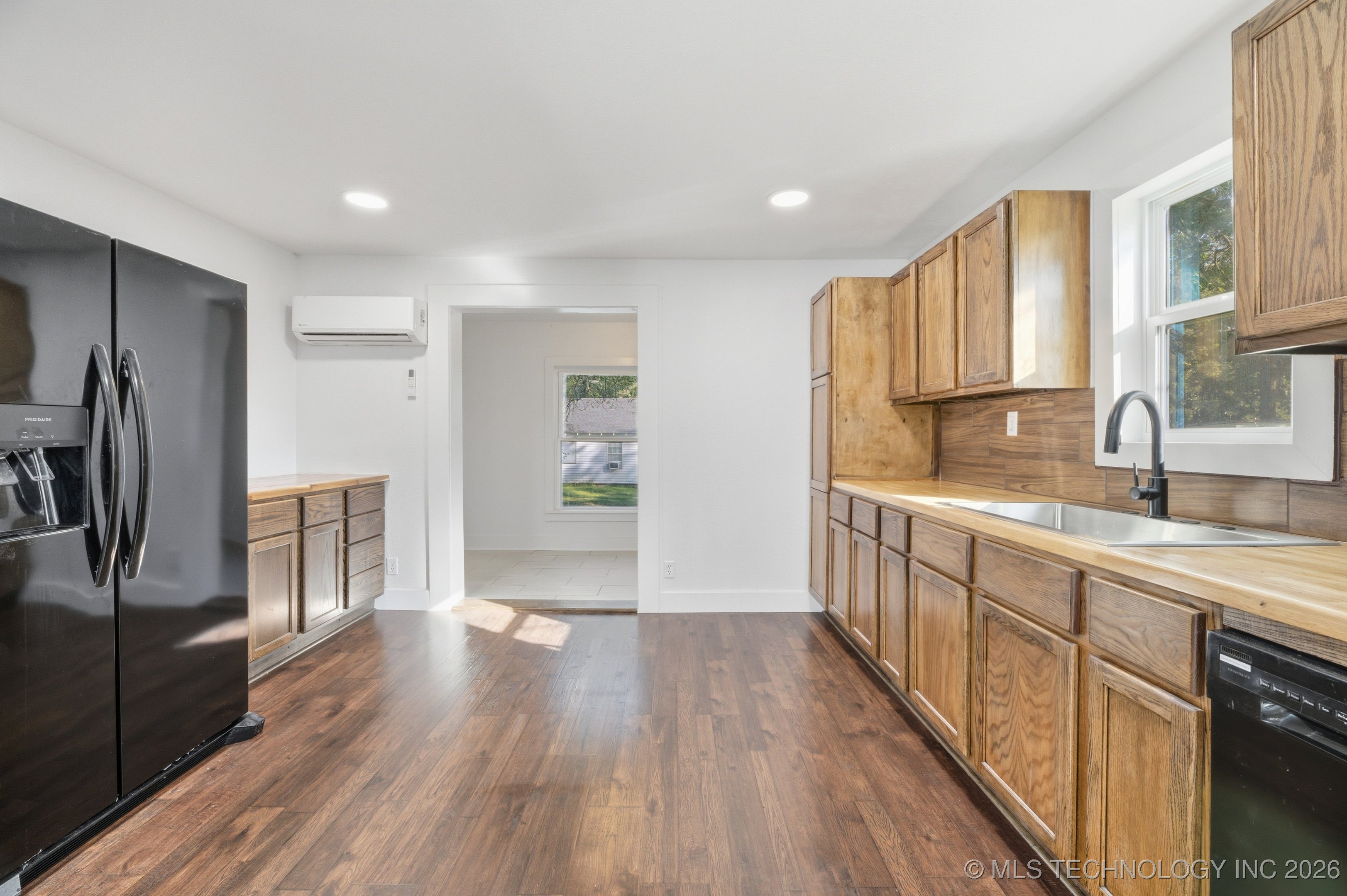 611 N Division Street Property Photo 5