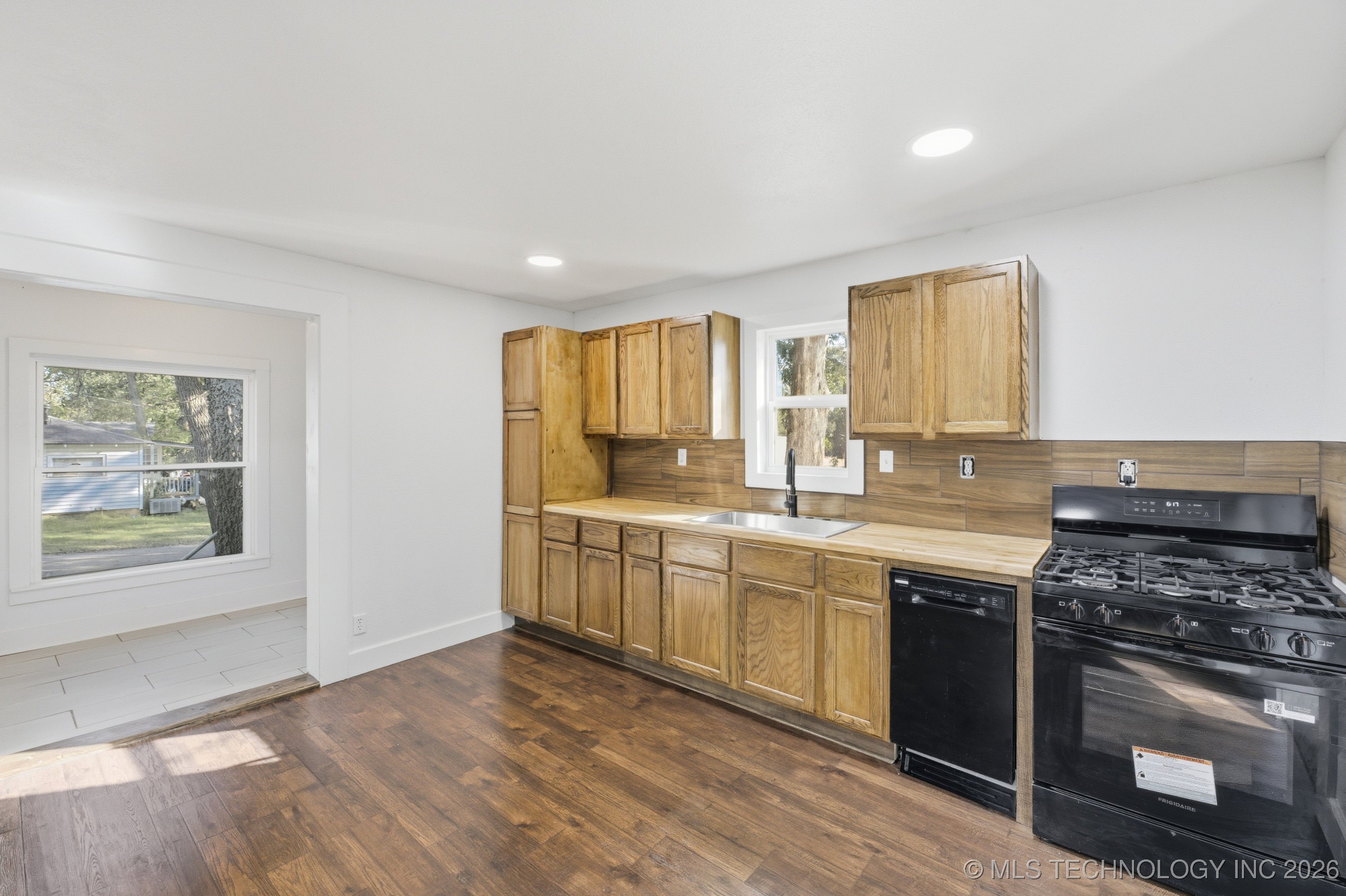 611 N Division Street Property Photo 6