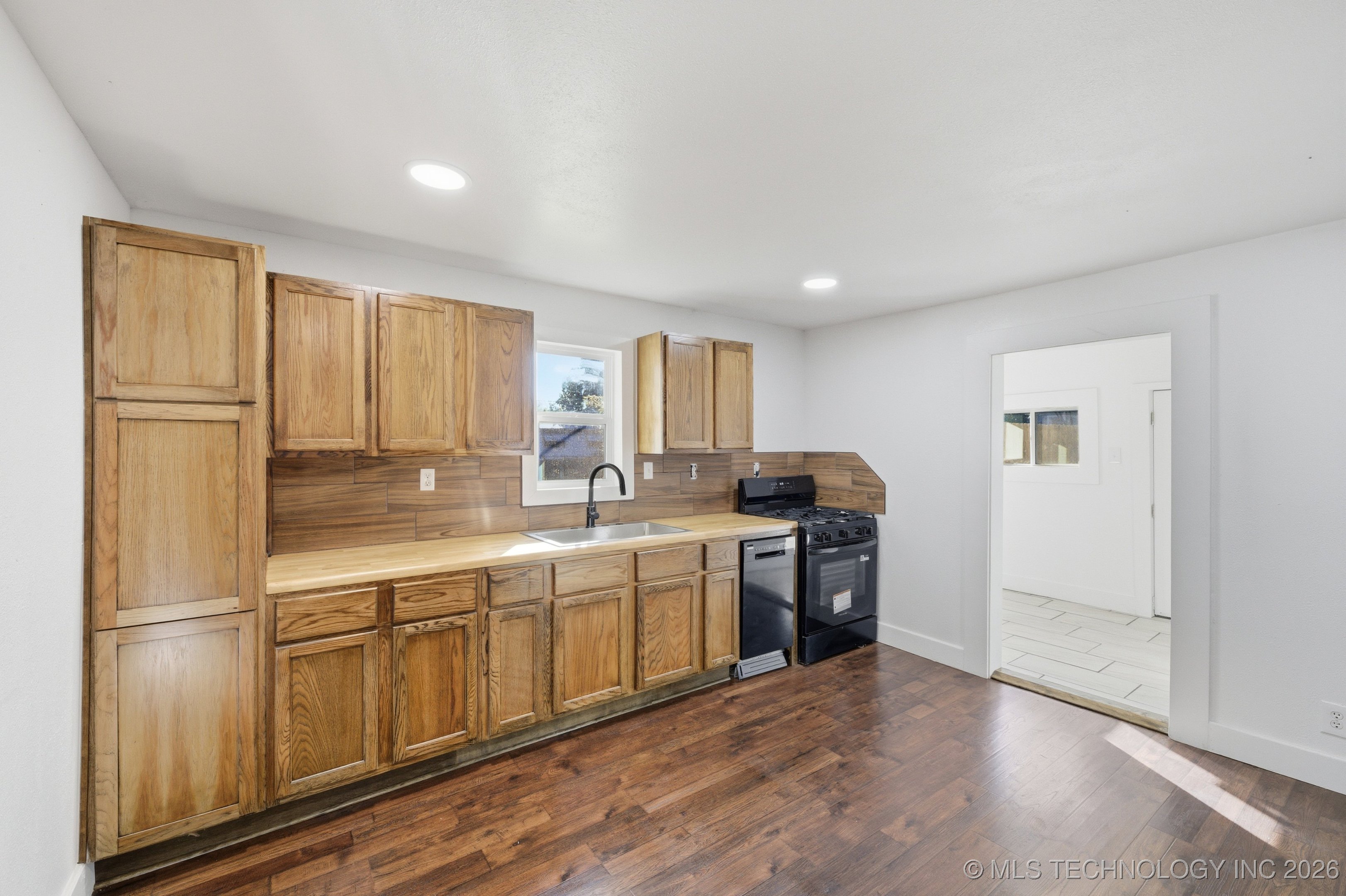 611 N Division Street Property Photo 8