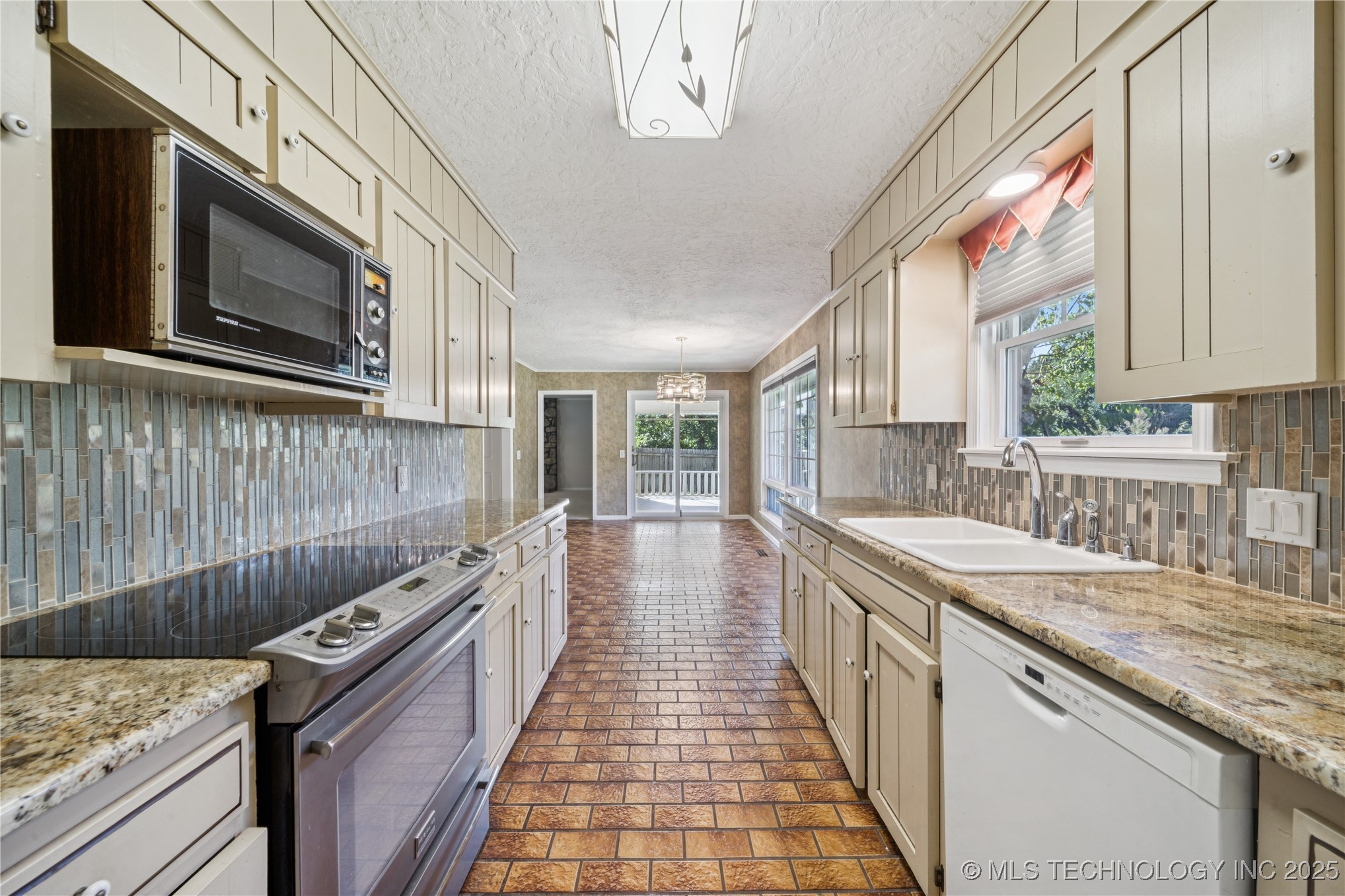 6712 S 136th Avenue E Property Photo 9