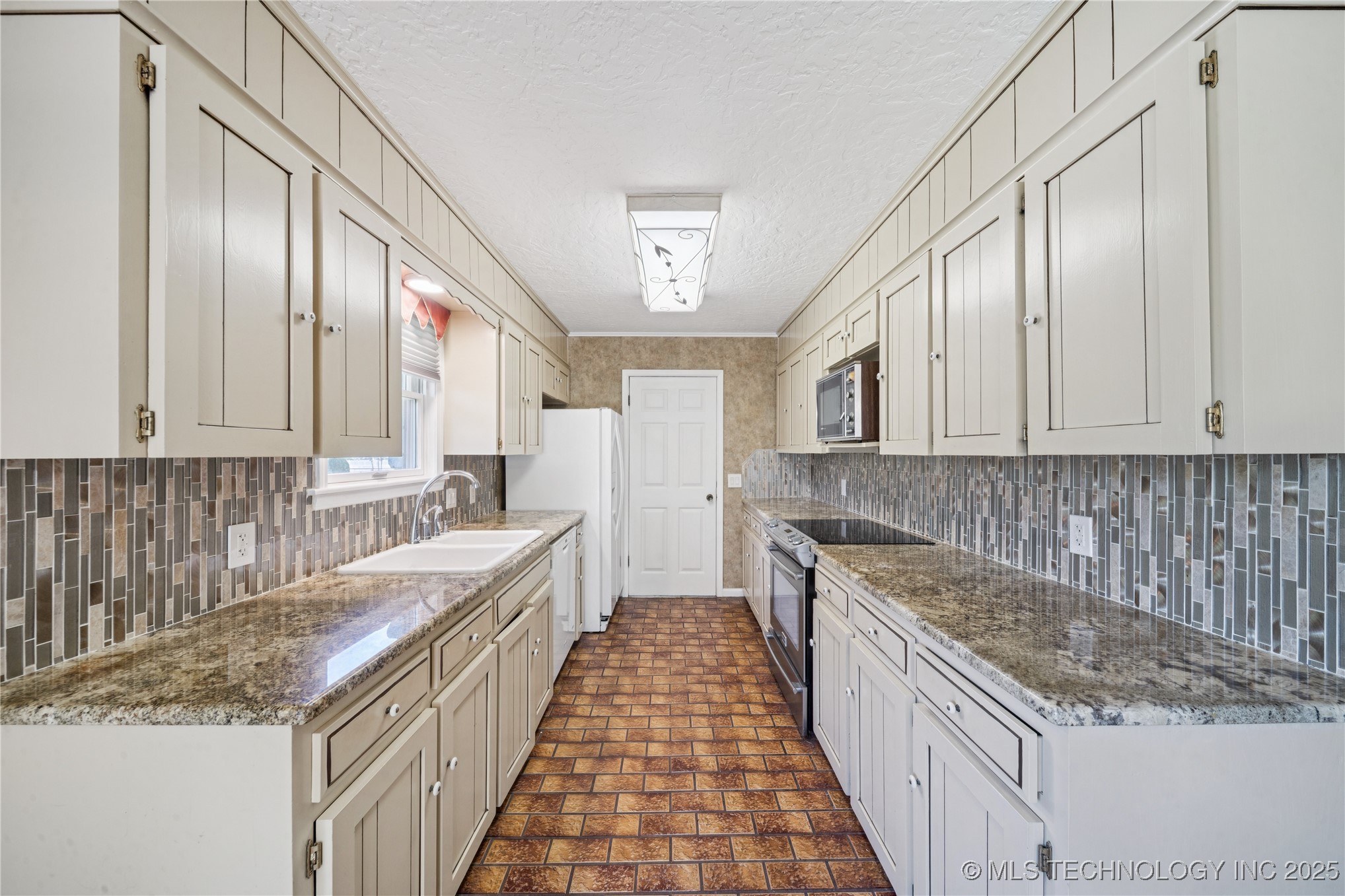 6712 S 136th Avenue E Property Photo 10