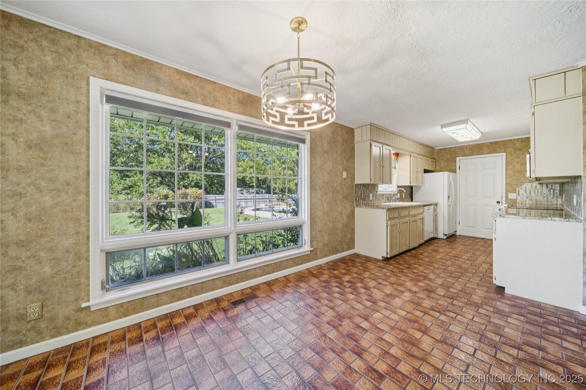 6712 S 136th Avenue E Property Photo 11