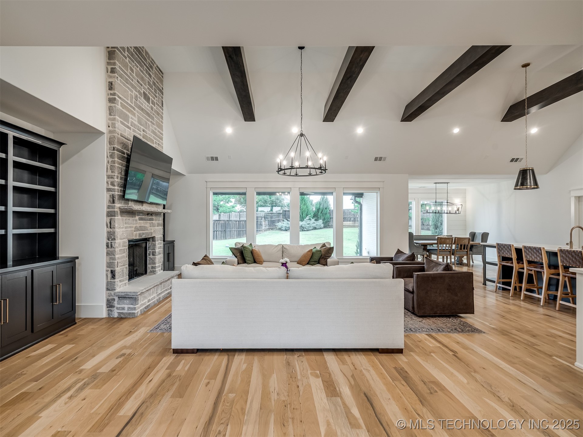 10821 S Fir Street Property Photo 4