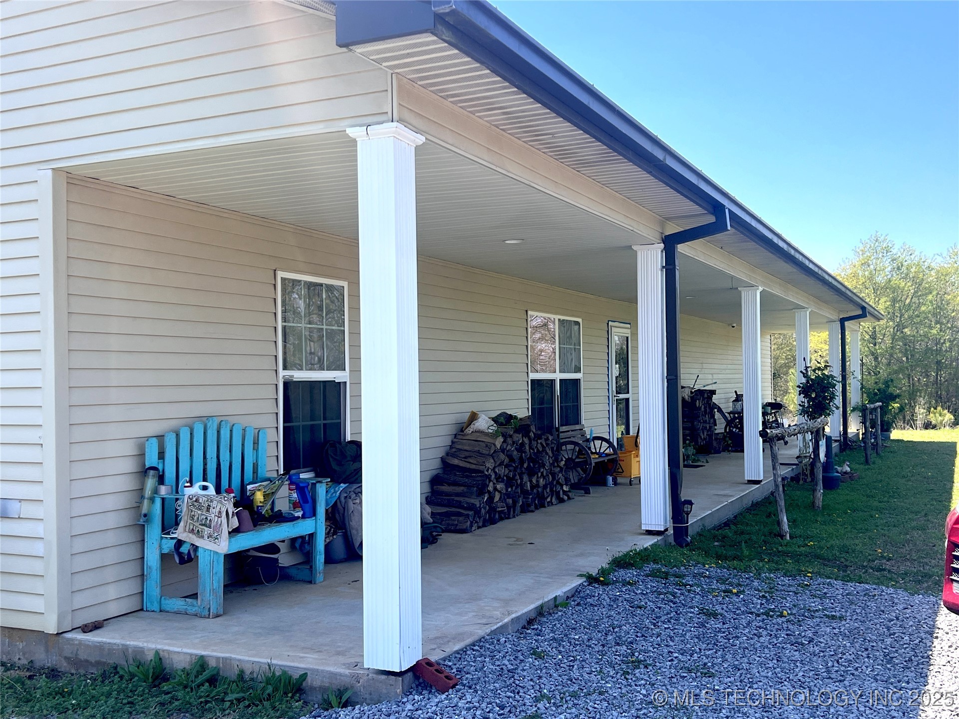 220 Willow Lane Property Photo 4