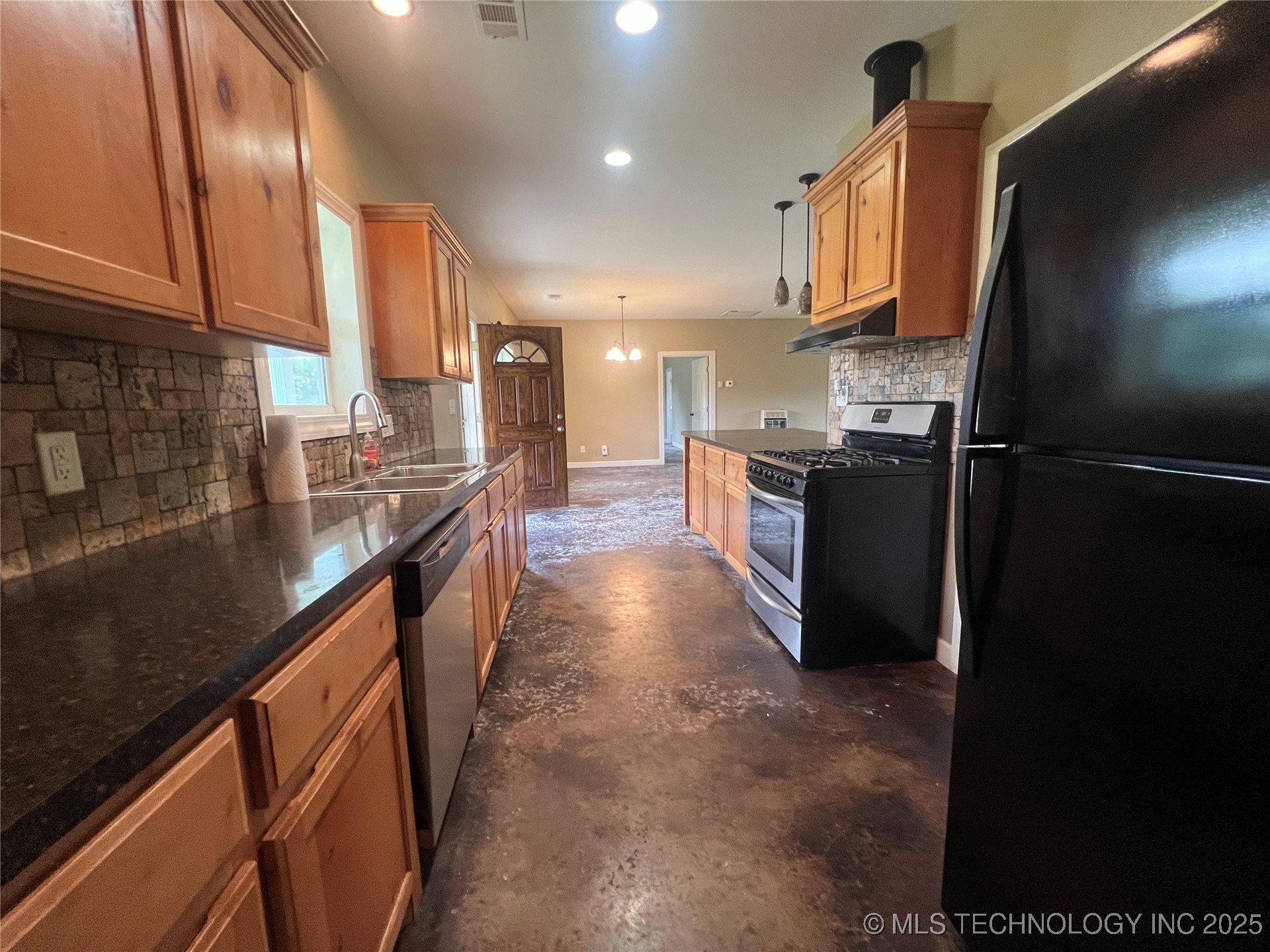 220 Willow Lane Property Photo 7