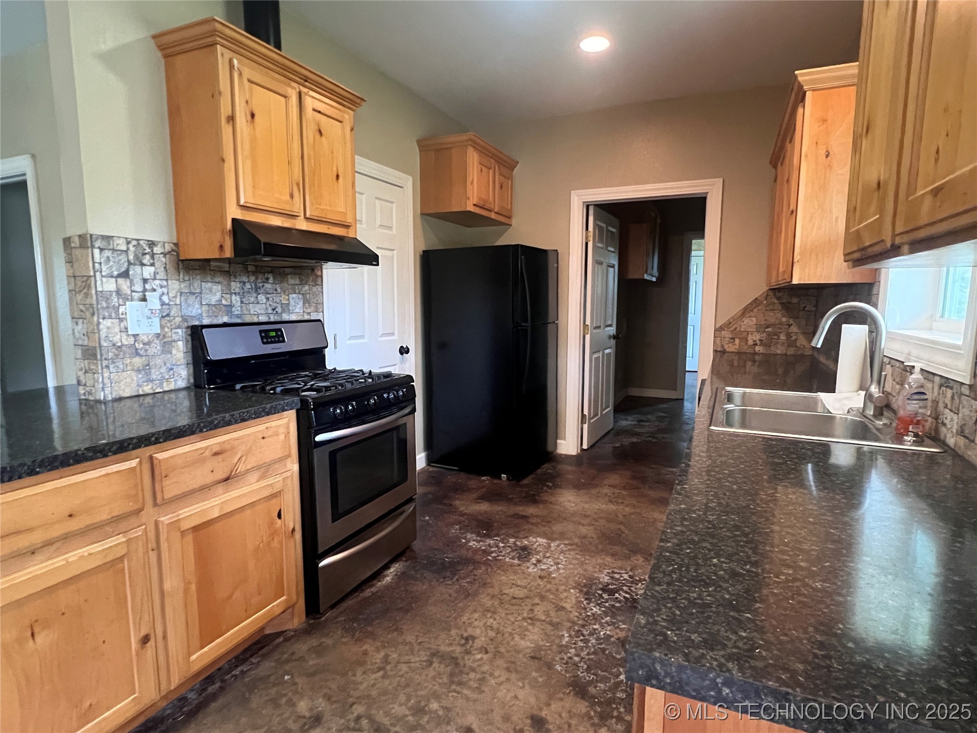 220 Willow Lane Property Photo 8