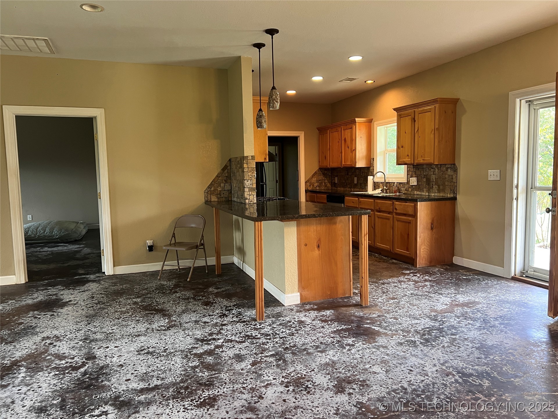 220 Willow Lane Property Photo 9