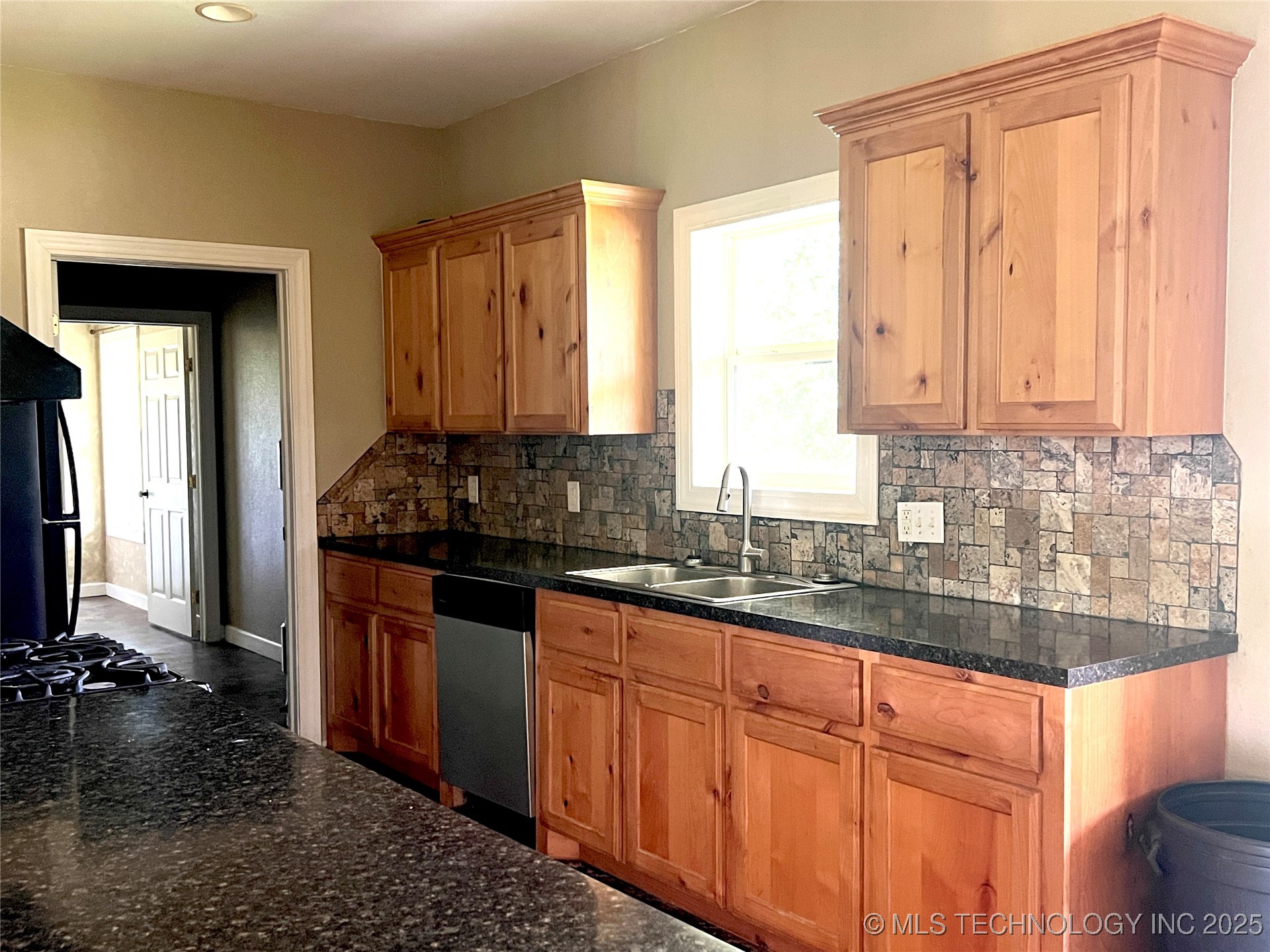 220 Willow Lane Property Photo 10