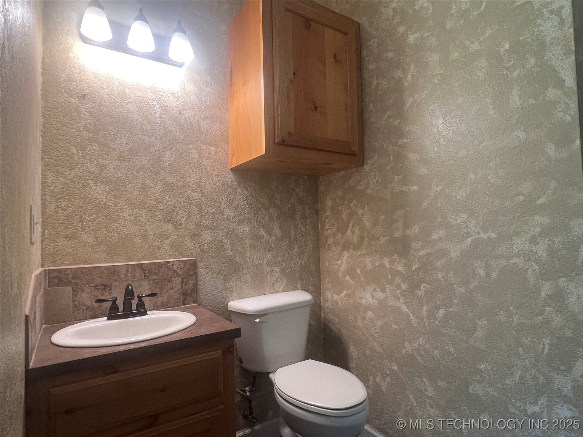 220 Willow Lane Property Photo 17