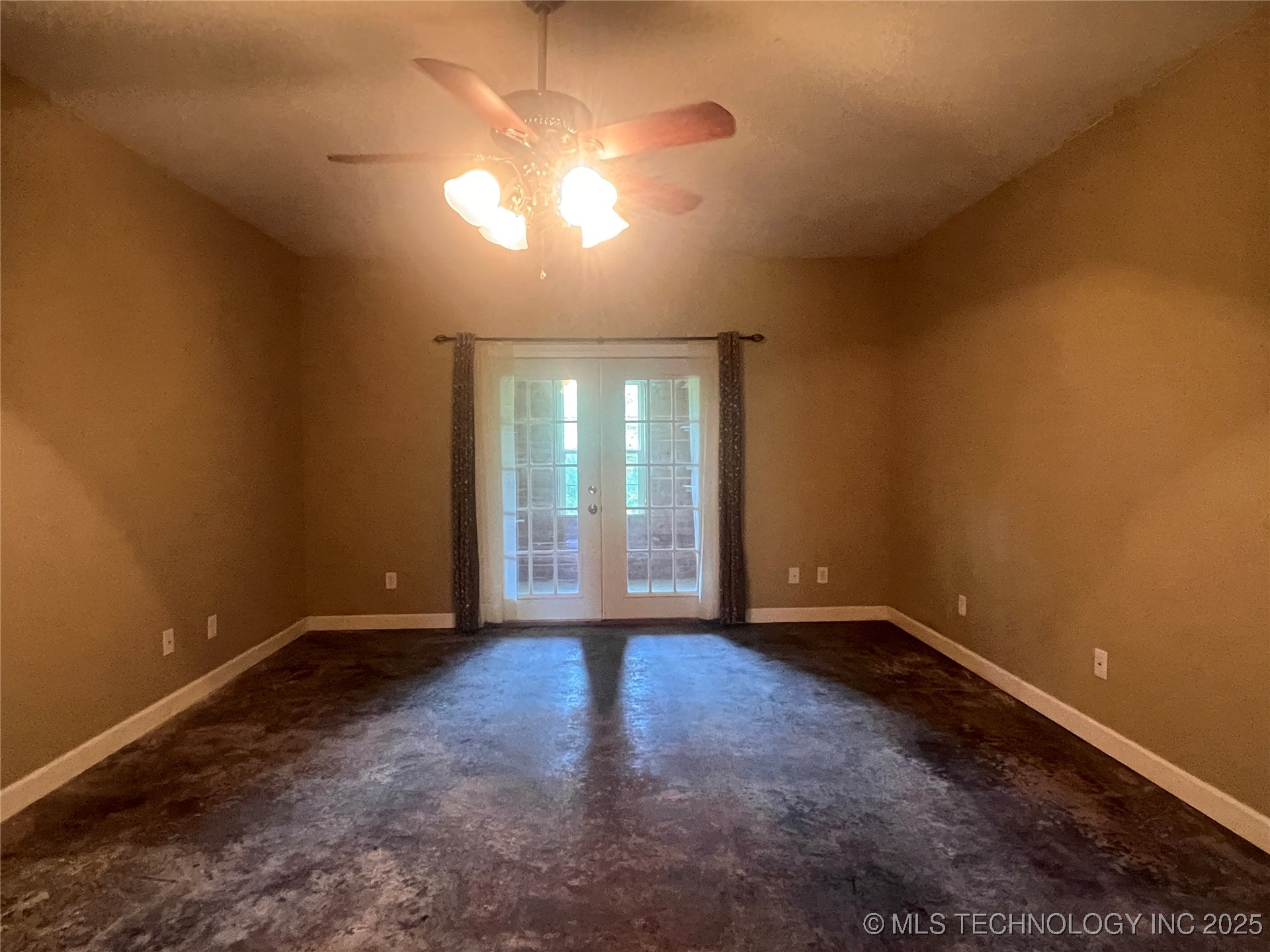 220 Willow Lane Property Photo 18