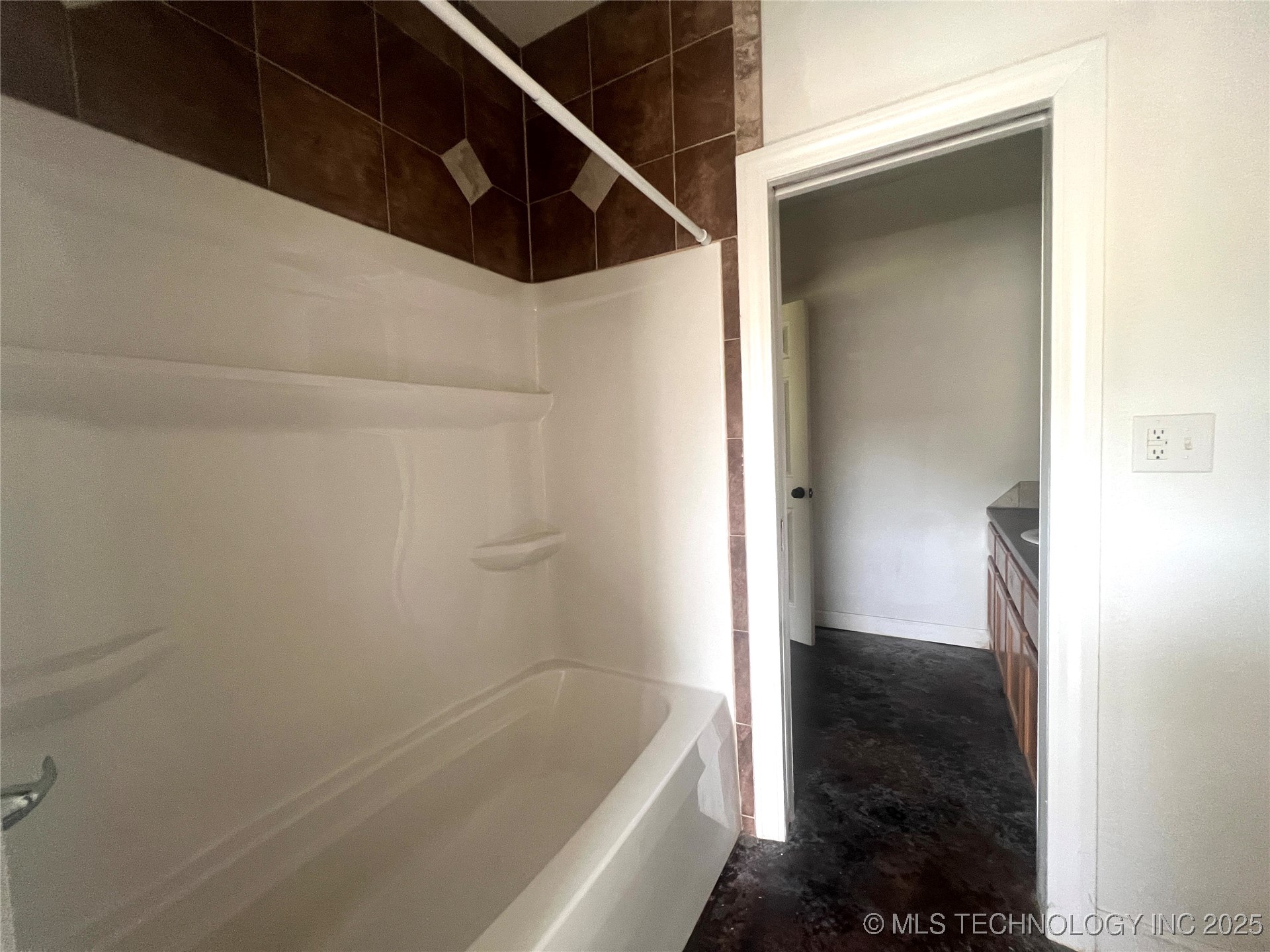 220 Willow Lane Property Photo 24