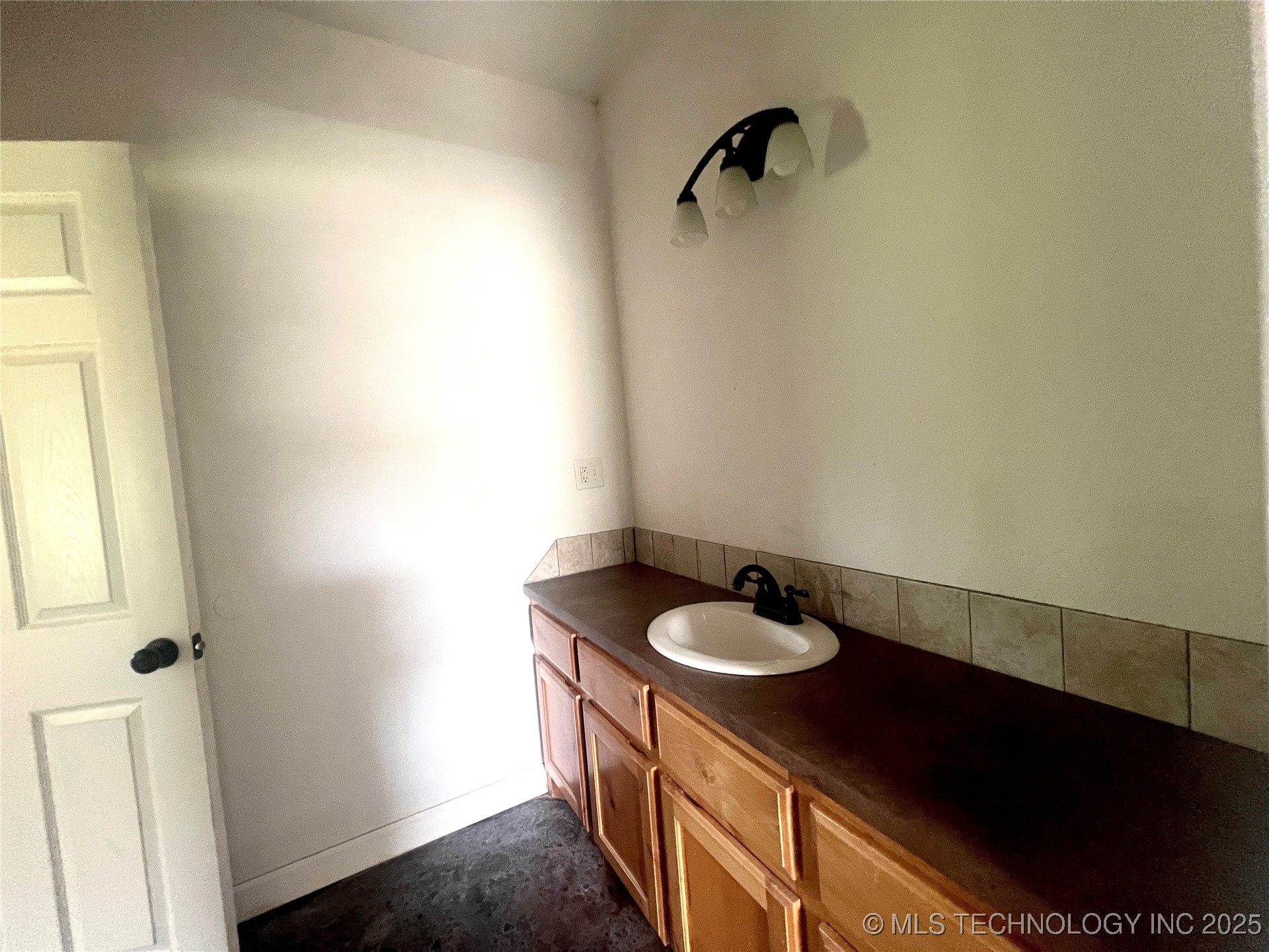 220 Willow Lane Property Photo 28