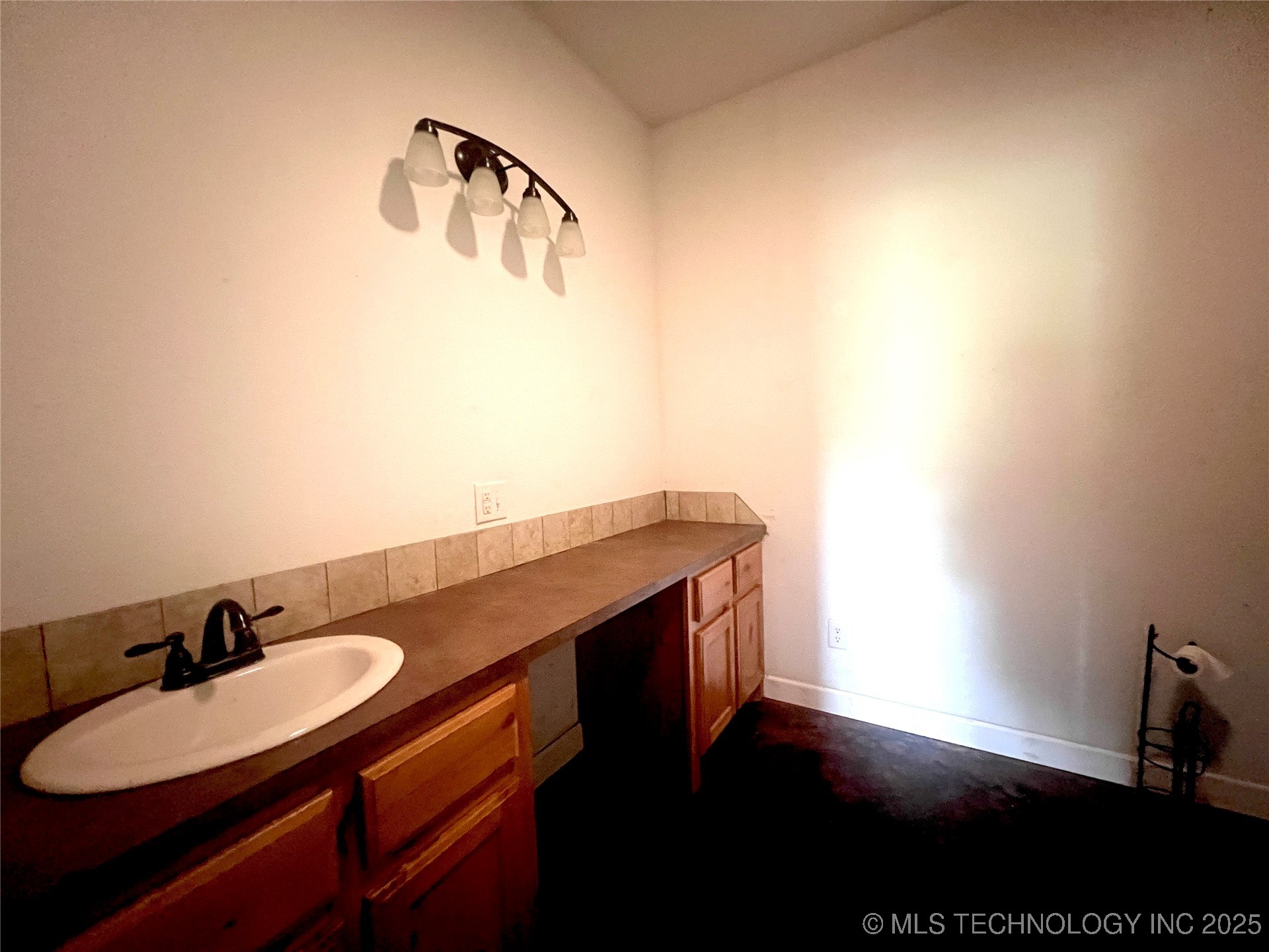 220 Willow Lane Property Photo 33