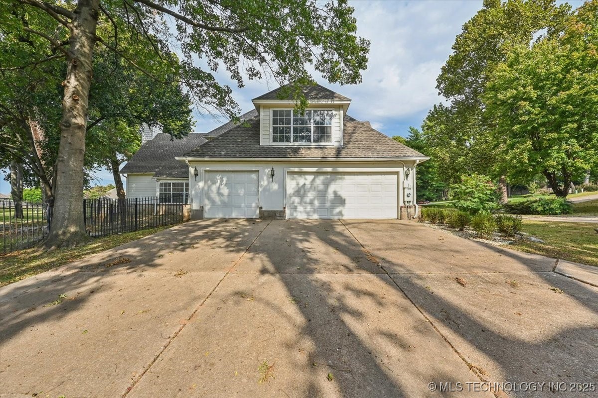 9432 S Florence Avenue Property Photo 4