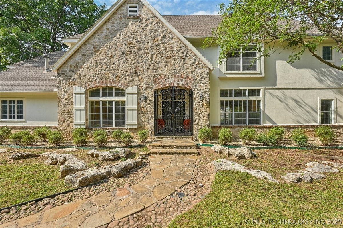 9432 S Florence Avenue Property Photo 5