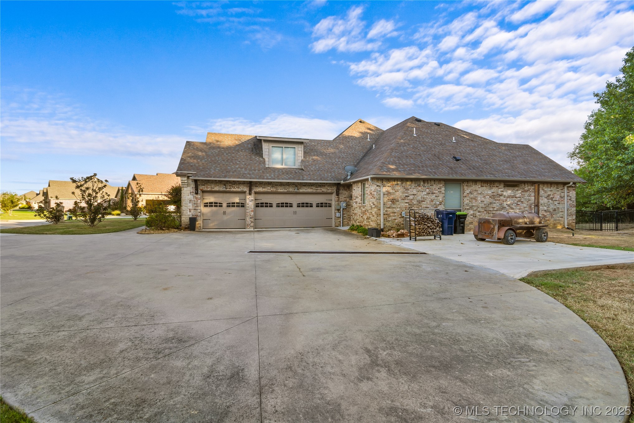 409 Wisteria Way Property Photo 2