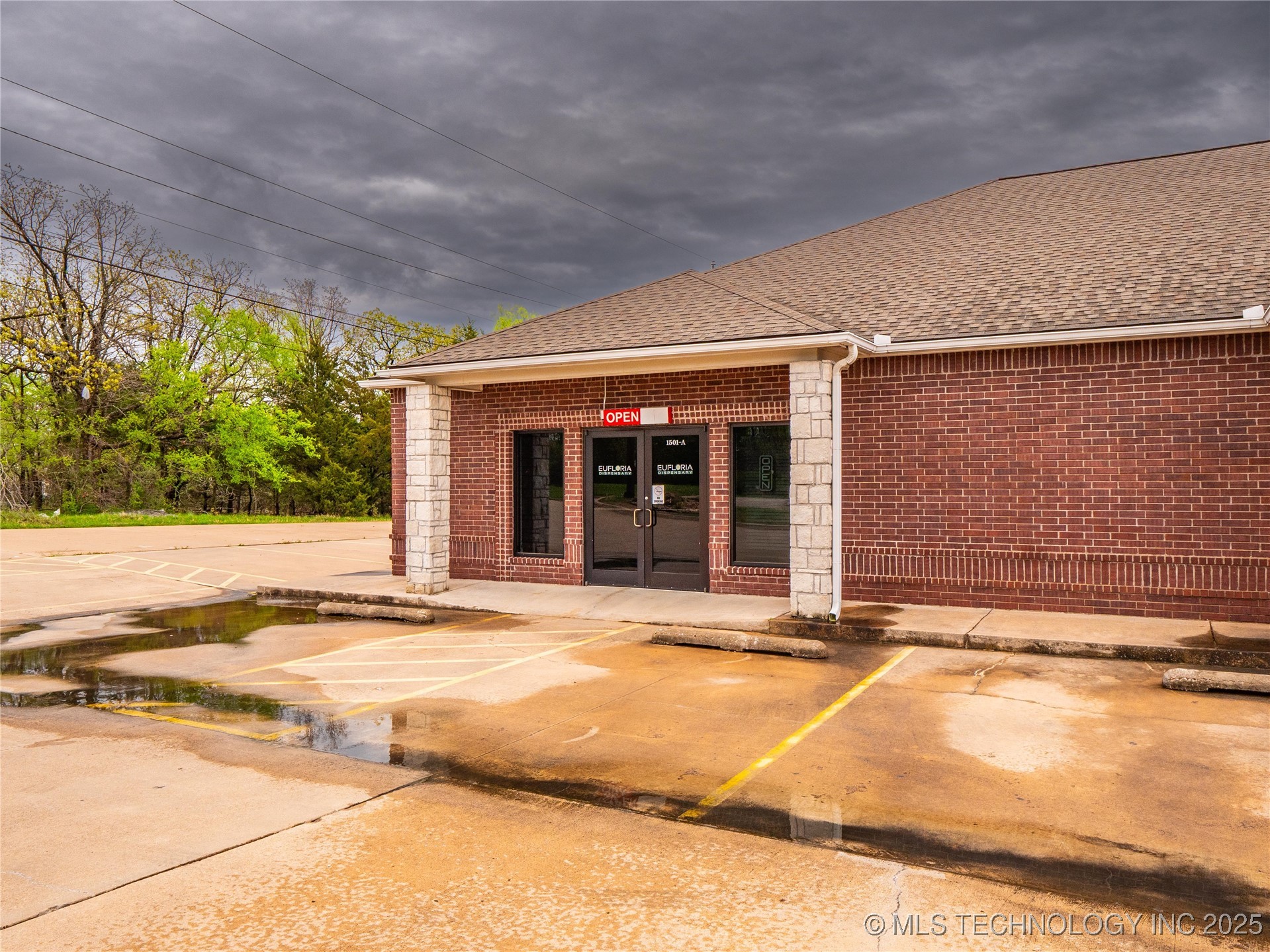 1501 E Wade Watts Property Photo 2