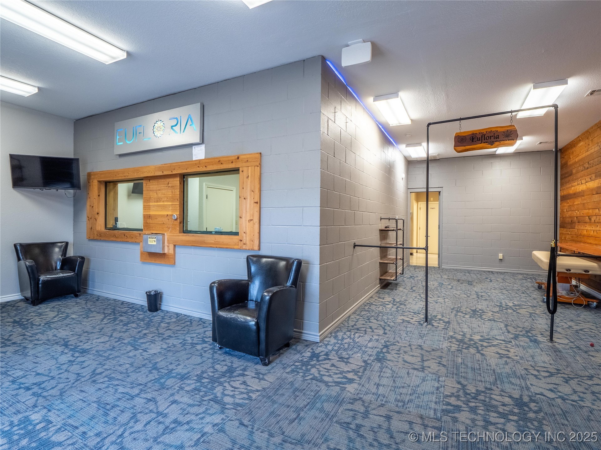 1501 E Wade Watts Property Photo 3