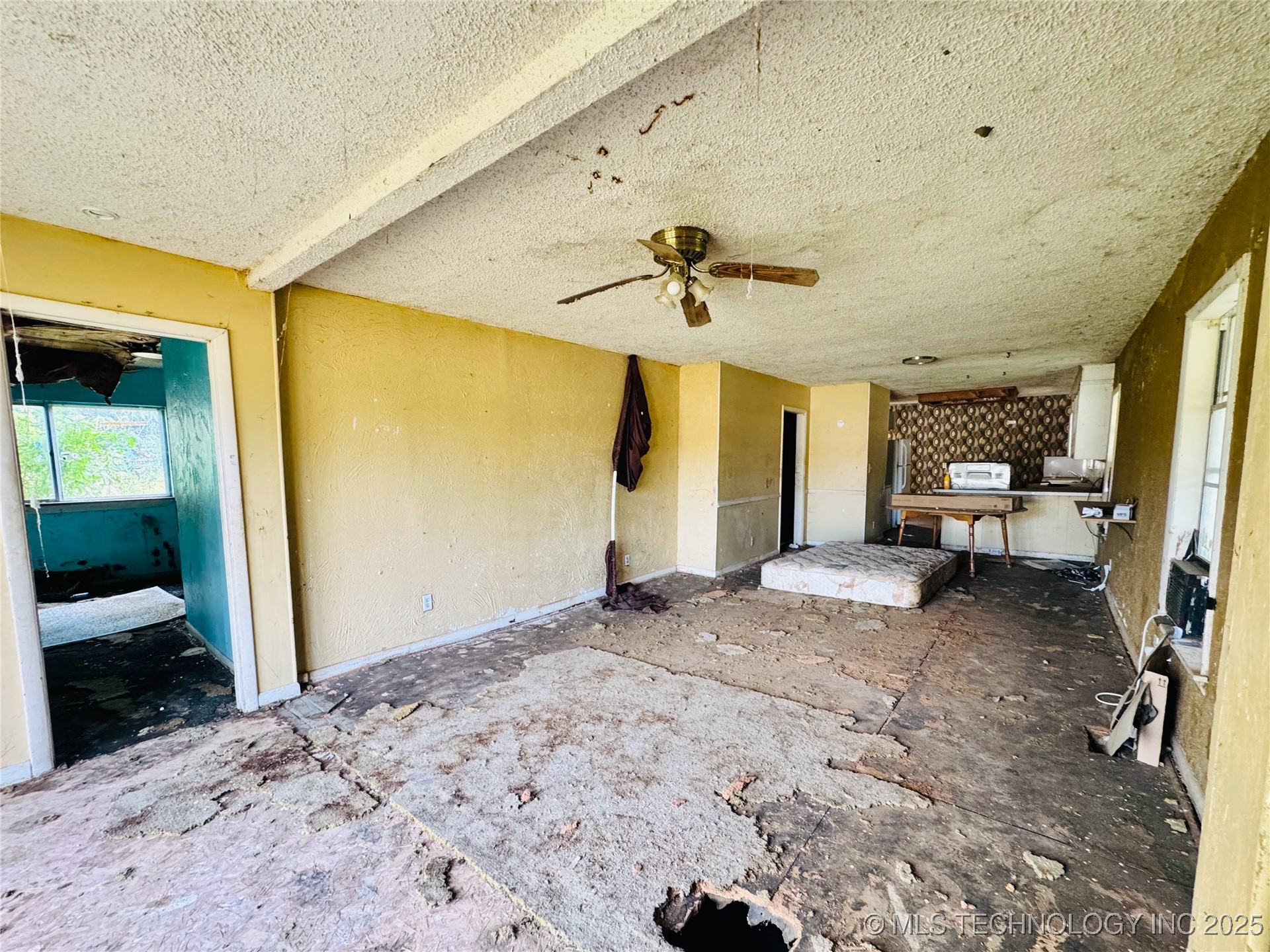 104 W 7th Street Property Photo 4